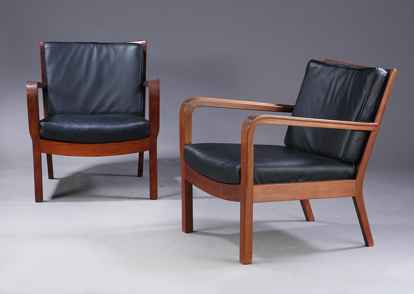 Vilhelm Lauritzen (1894-1984). A pair of low armchairs with Cuba mahogany frame, loose cushions later upholstered in black leather. H. 75/40. B. 66. D. ca. 75 cm. Traces of wear commensurate with age and marks, minor rejection of the wood on seams.