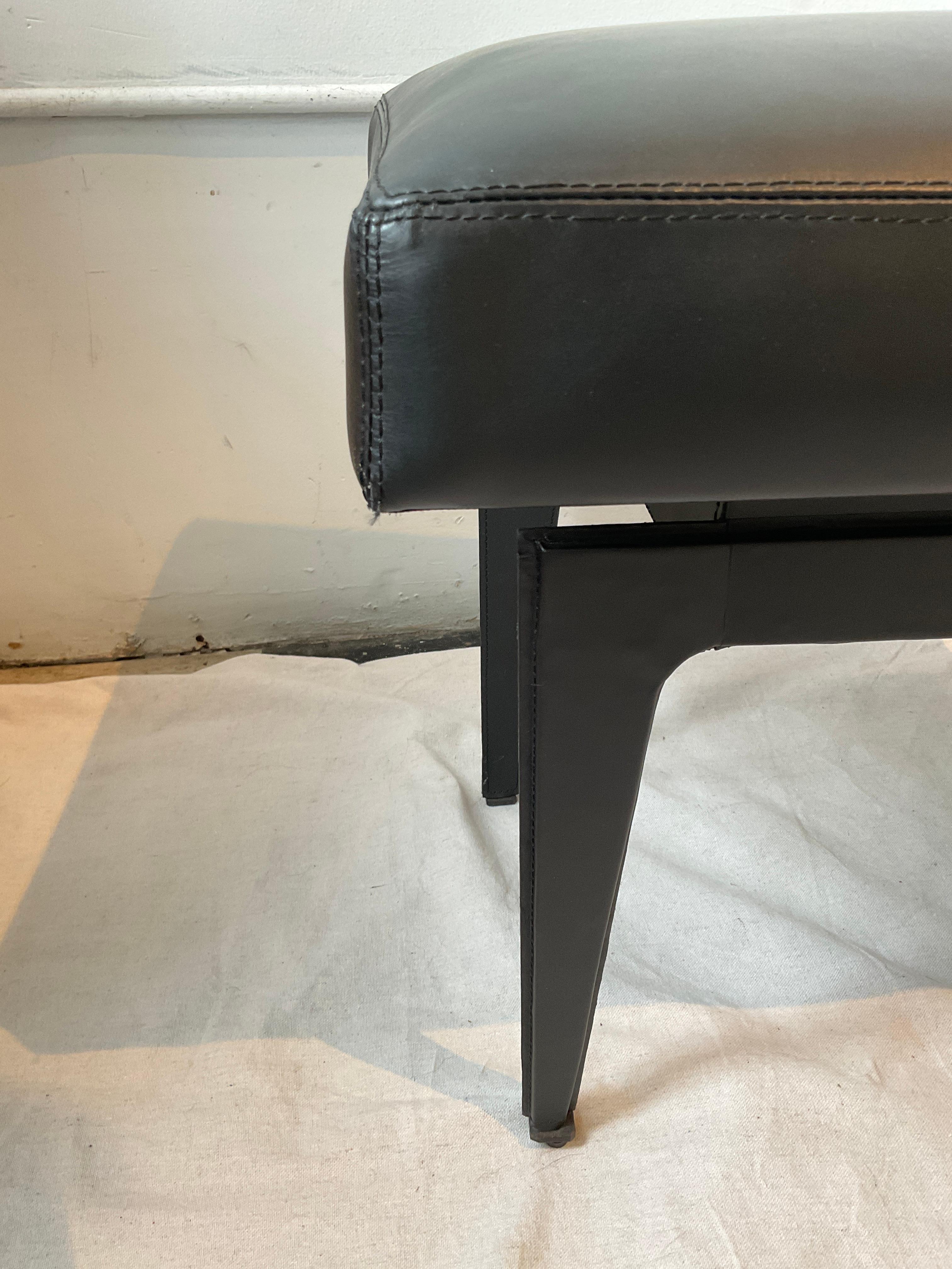 Paire de villas et de maisons Winston  Tabourets en cuir noir en vente 6