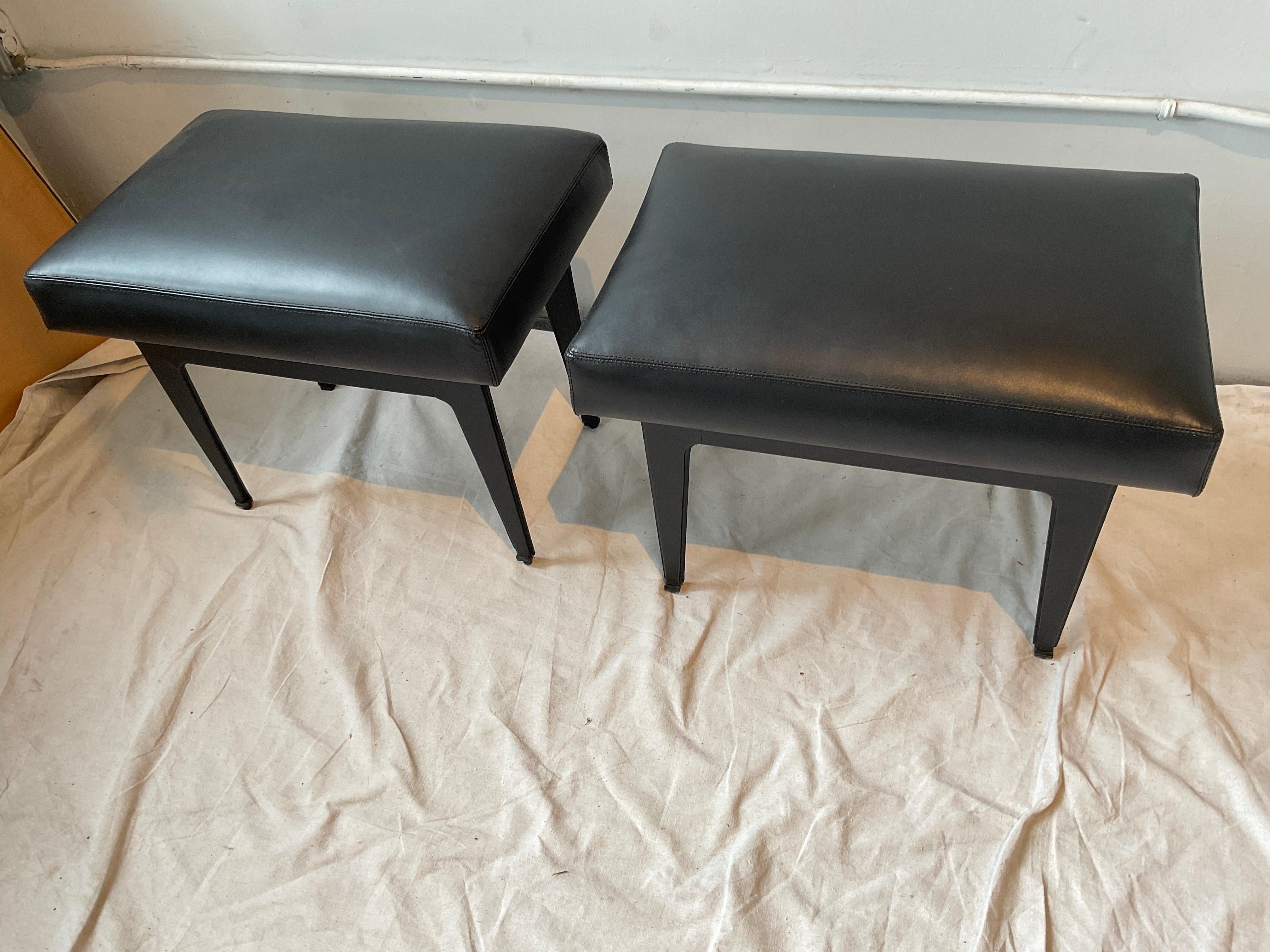 Paire de bancs Villa et House Winston en cuir noir.