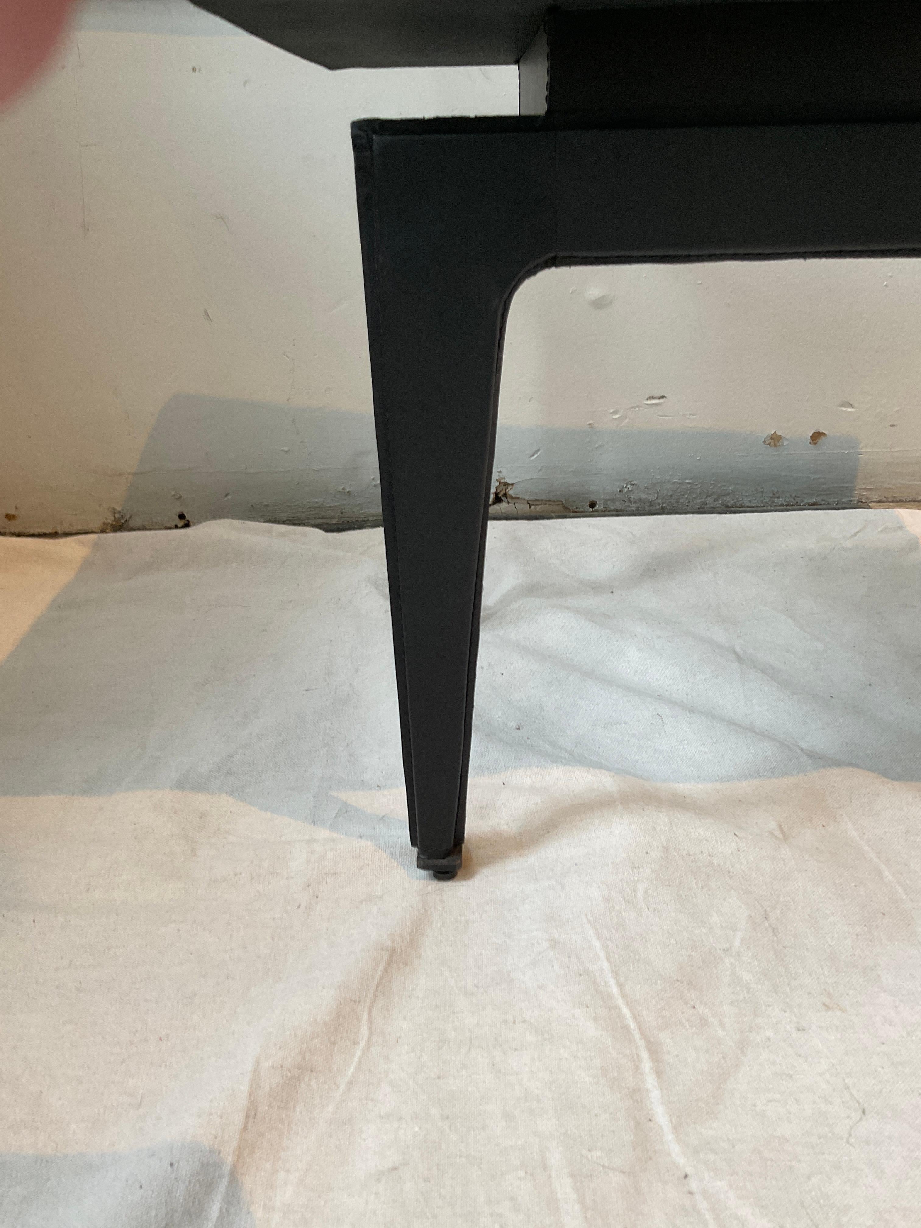 Paire de villas et de maisons Winston  Tabourets en cuir noir en vente 4