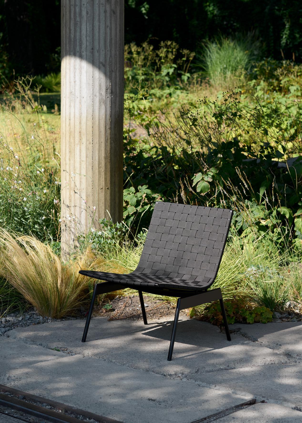 Die Outdoor-Kollektion Ville von Anderssen & Voll zelebriert die Natur und die Materialität und lädt mit einer Kombination aus Solidität und Weichheit zum Leben im Freien ein. Die Rückenlehne und die Sitzfläche des Beistellstuhls Ville sind aus