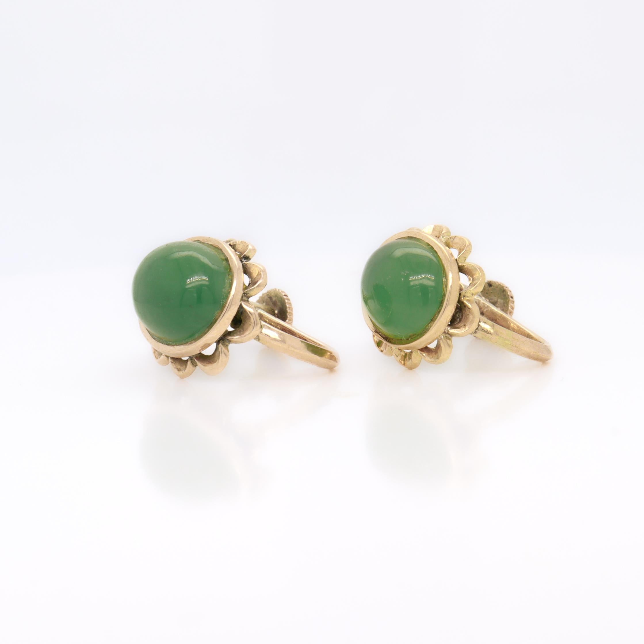 Pair of Vintage 14K Gold & Jade Cabochon Floral Screwback Earrings en venta 4