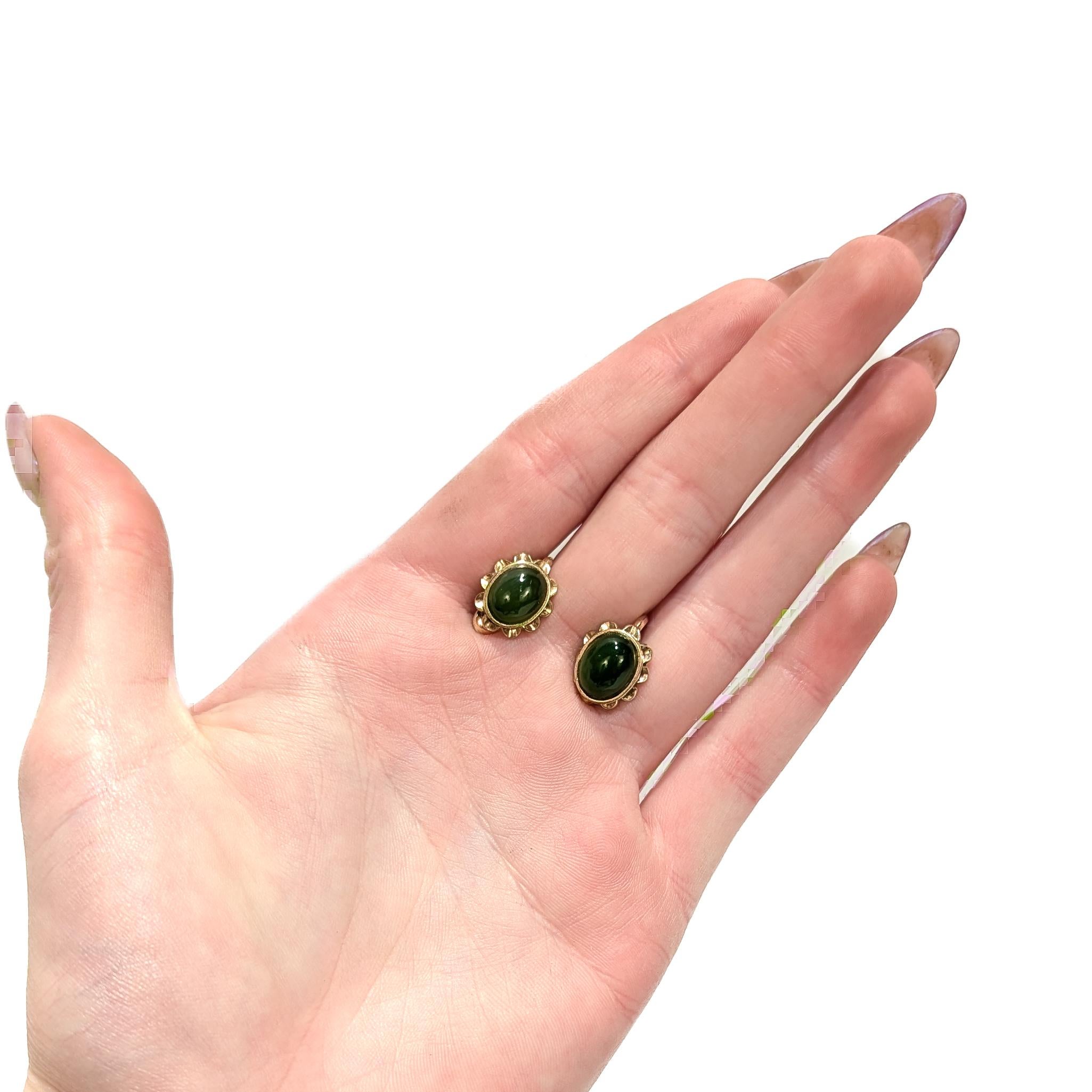 Pair of Vintage 14K Gold & Jade Cabochon Floral Screwback Earrings Retro en venta