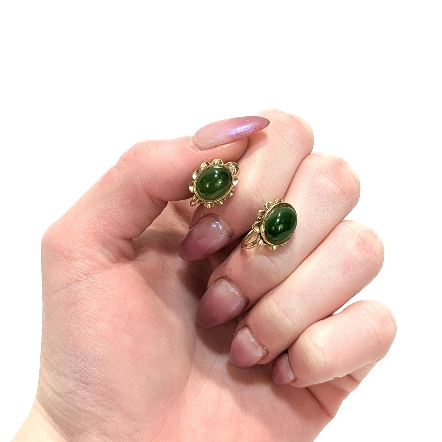 Pair of Vintage 14K Gold & Jade Cabochon Floral Screwback Earrings Cabujón en venta