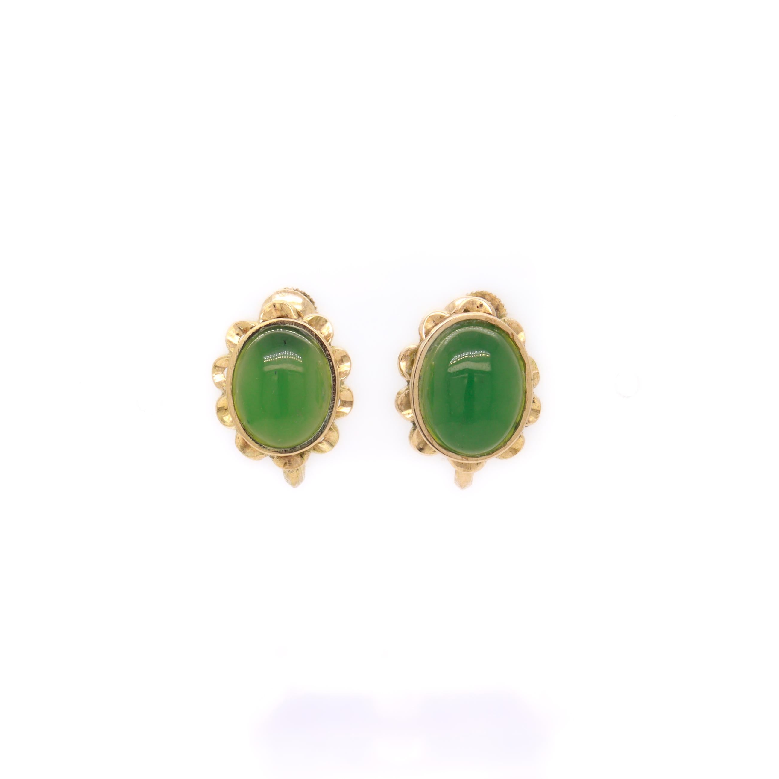 Pair of Vintage 14K Gold & Jade Cabochon Floral Screwback Earrings en Bueno estado para la venta en Philadelphia, PA