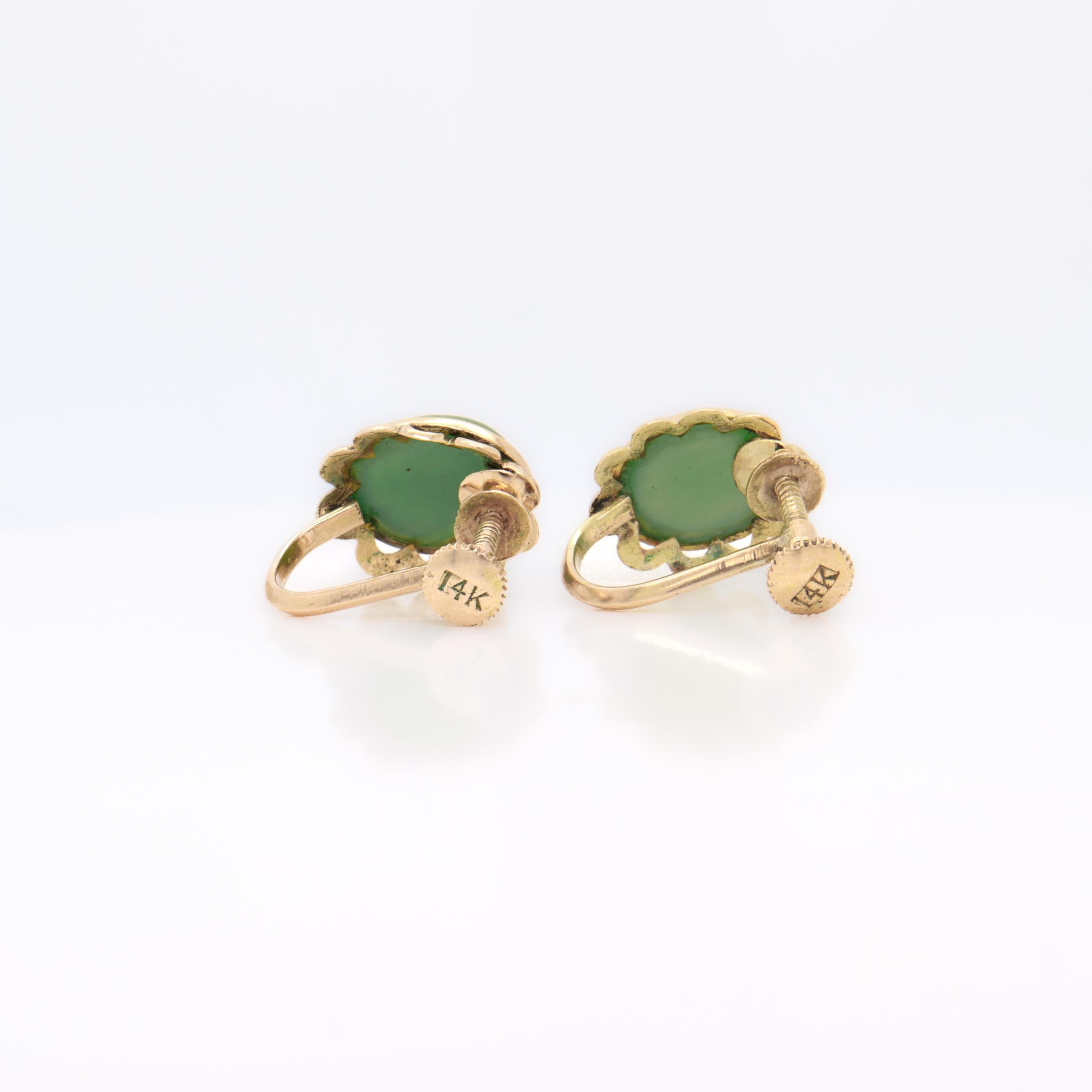 Pair of Vintage 14K Gold & Jade Cabochon Floral Screwback Earrings en venta 1