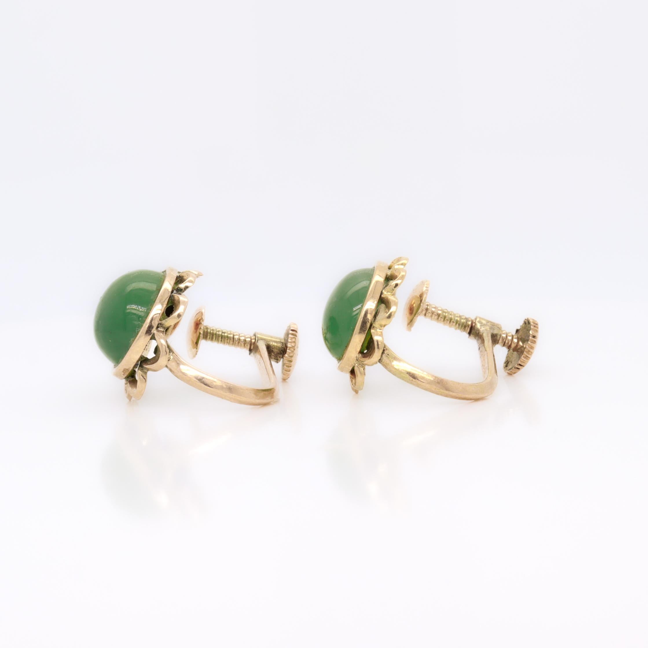 Pair of Vintage 14K Gold & Jade Cabochon Floral Screwback Earrings en venta 2