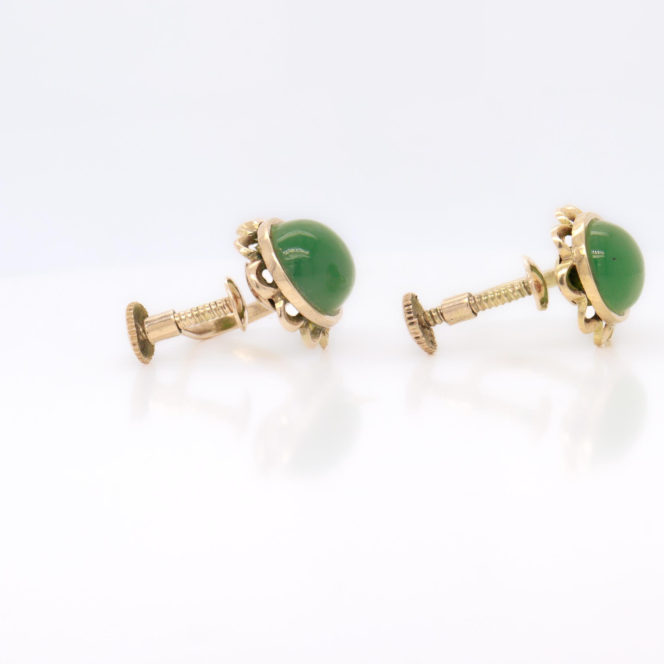 Pair of Vintage 14K Gold & Jade Cabochon Floral Screwback Earrings en venta 3