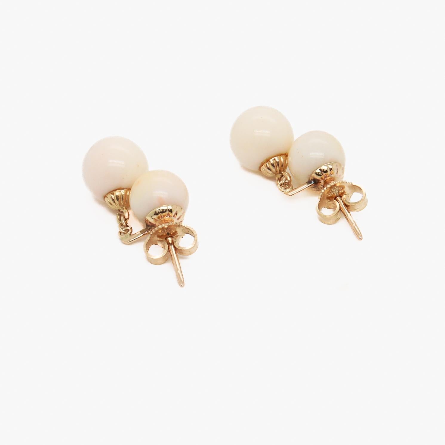 Coppia di orecchini pendenti in oro 14K e perle con doppio corallo in vendita 4