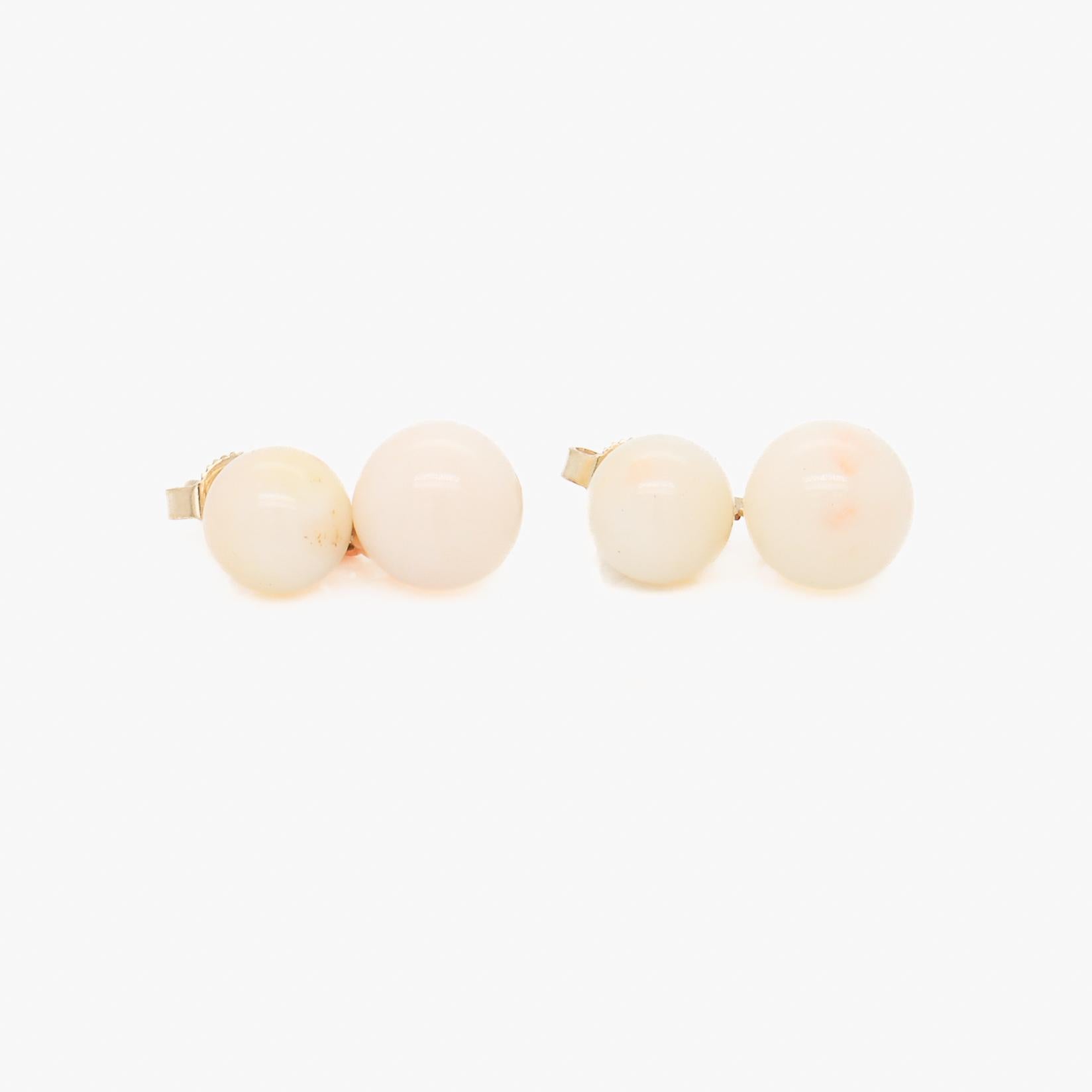 Coppia di orecchini pendenti in oro 14K e perle con doppio corallo in vendita 5