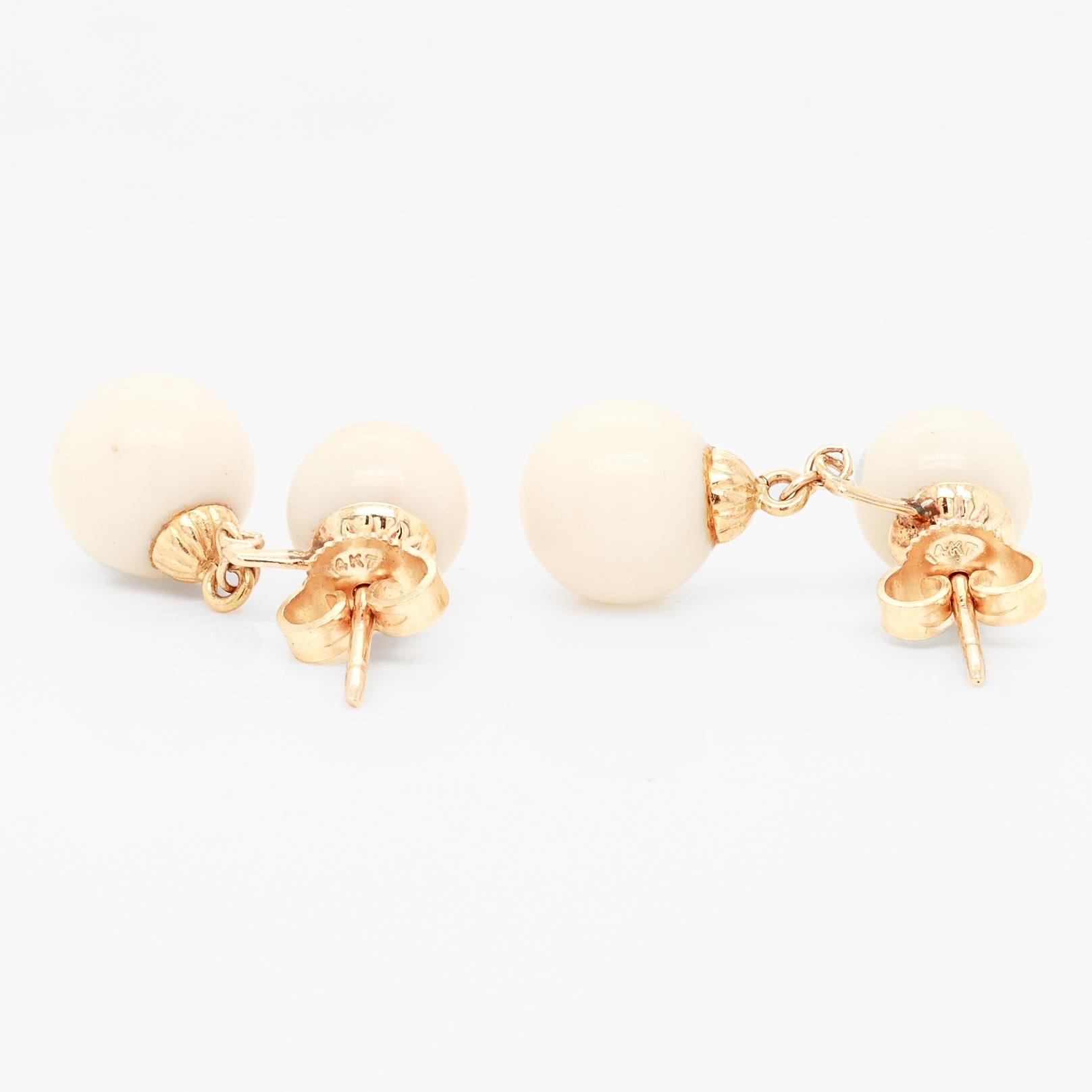 Coppia di orecchini pendenti in oro 14K e perle con doppio corallo in vendita 7