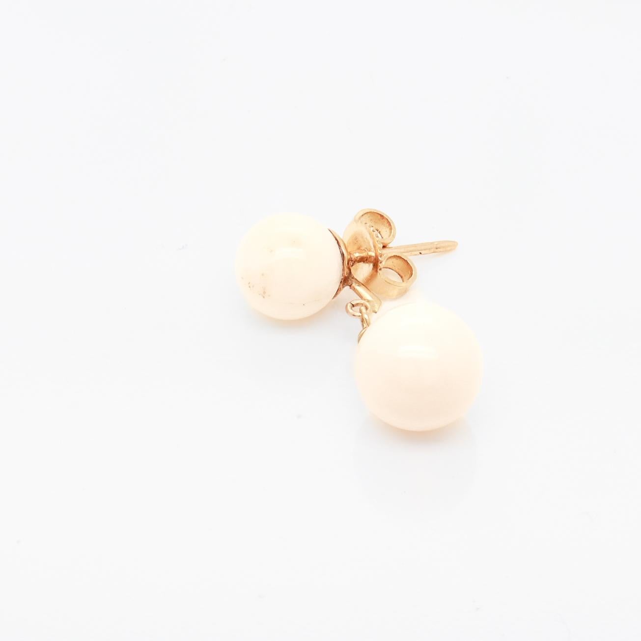 Coppia di orecchini pendenti in oro 14K e perle con doppio corallo in vendita 8