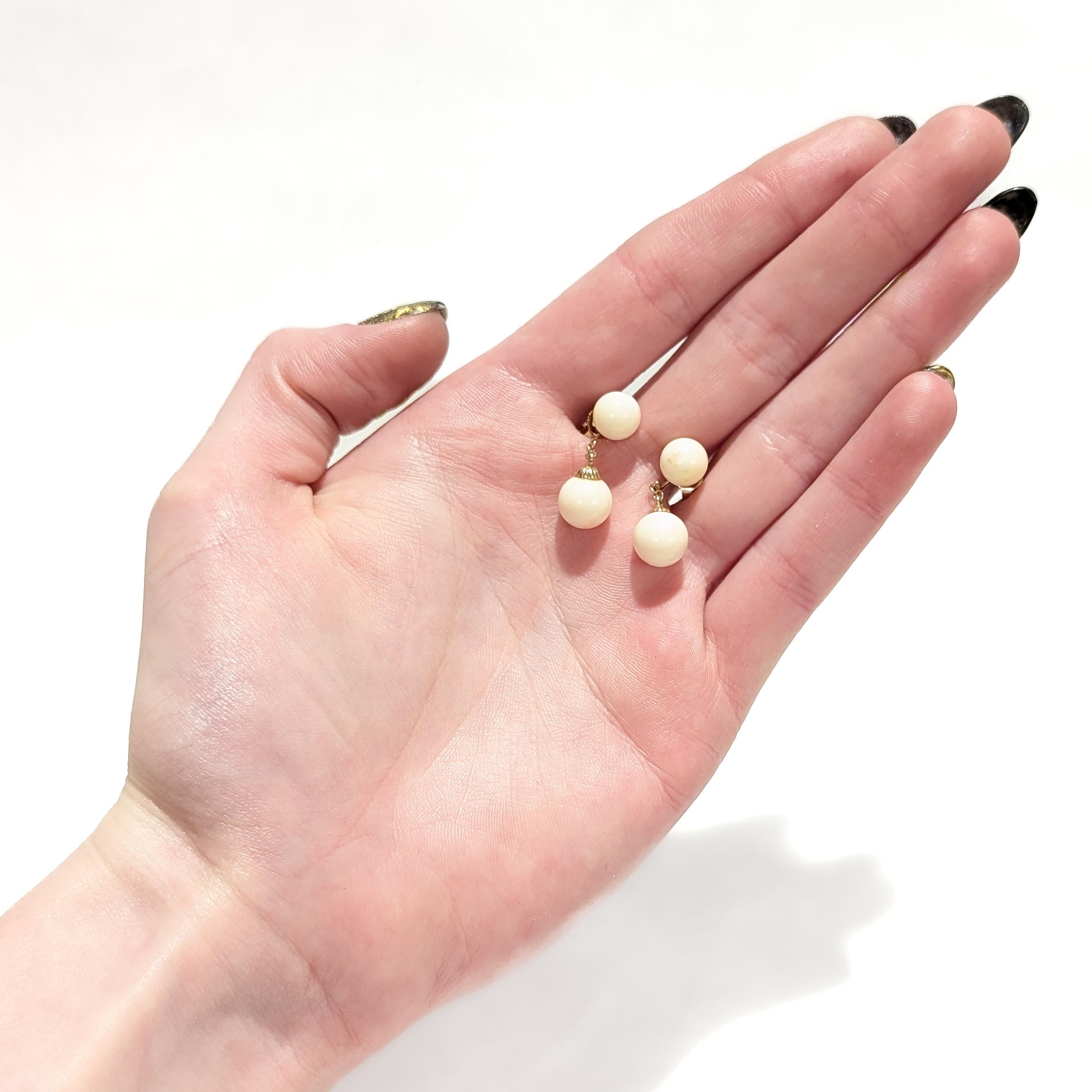 Rétro Coppia di orecchini pendenti in oro 14K e perle con doppio corallo in vendita