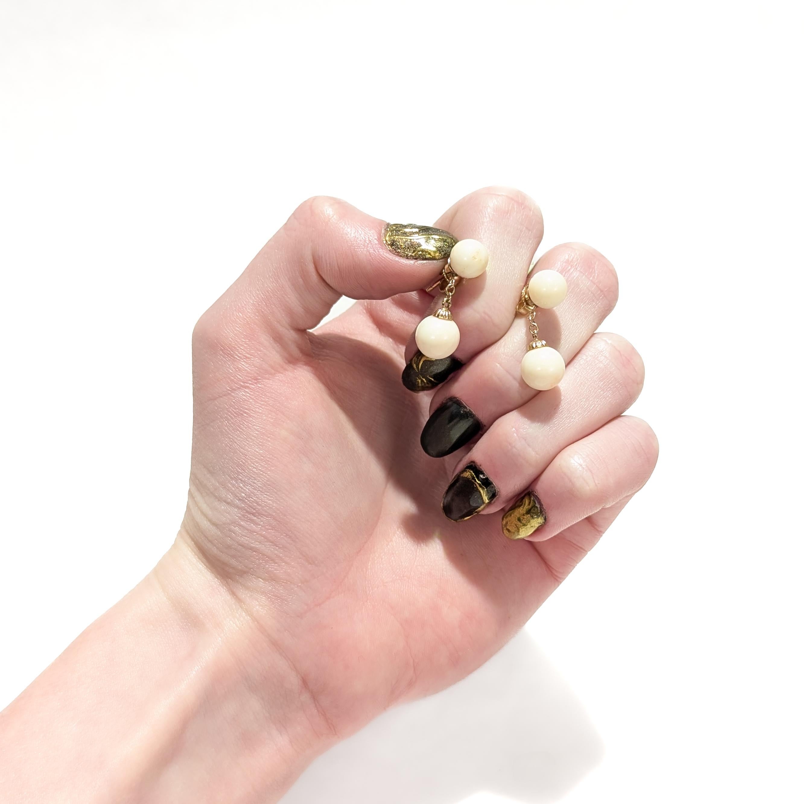 Taglio rotondo Coppia di orecchini pendenti in oro 14K e perle con doppio corallo in vendita