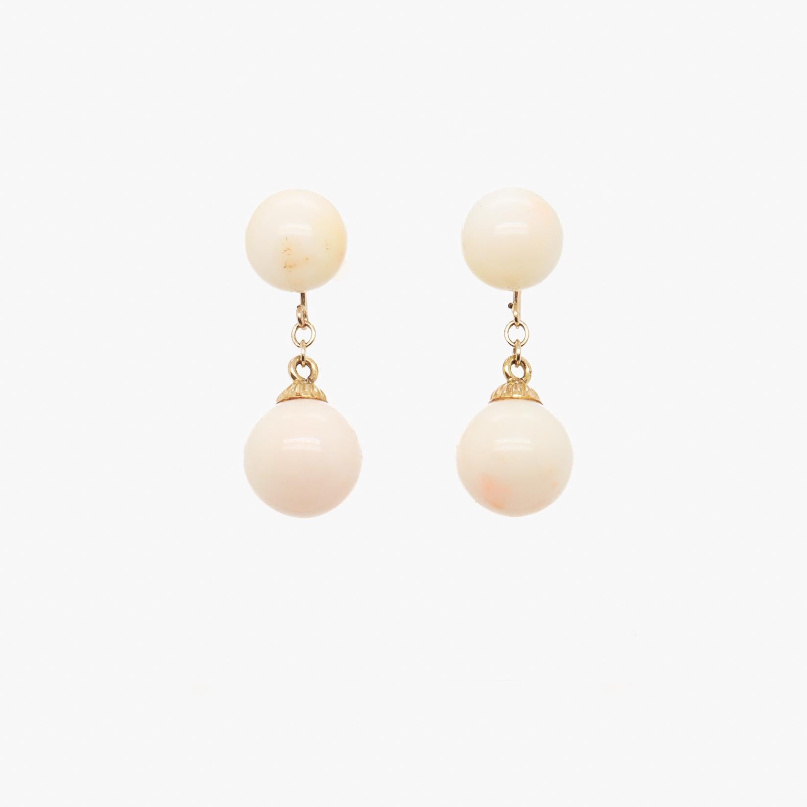 Coppia di orecchini pendenti in oro 14K e perle con doppio corallo In condizioni discrete in vendita a Philadelphia, PA