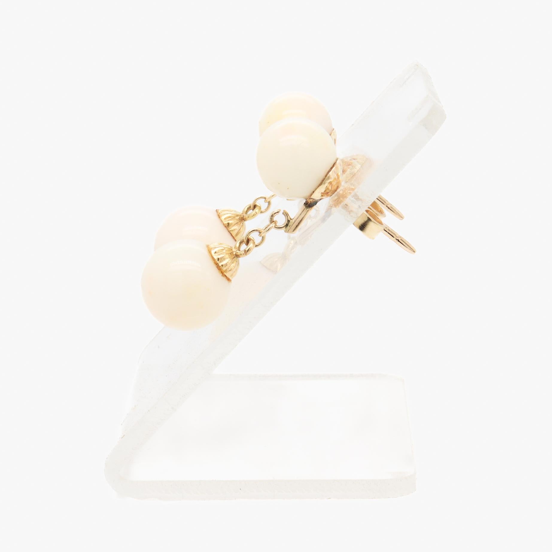 Coppia di orecchini pendenti in oro 14K e perle con doppio corallo in vendita 1