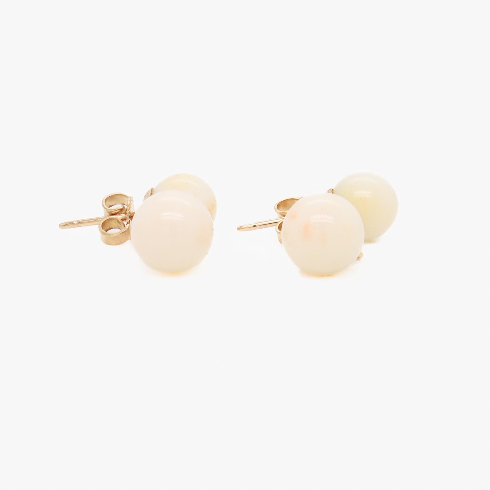 Coppia di orecchini pendenti in oro 14K e perle con doppio corallo in vendita 2