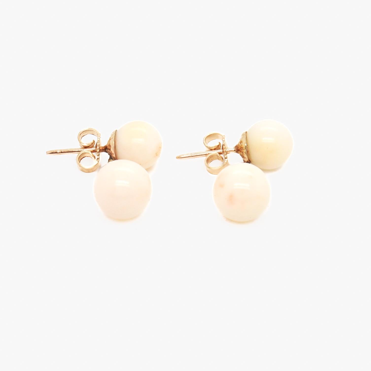 Coppia di orecchini pendenti in oro 14K e perle con doppio corallo in vendita 3