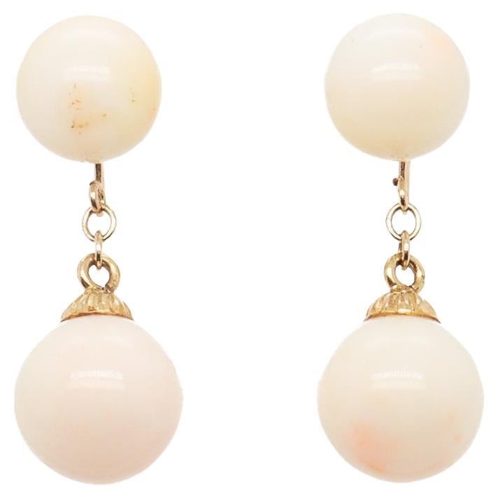 Coppia di orecchini pendenti in oro 14K e perle con doppio corallo in vendita