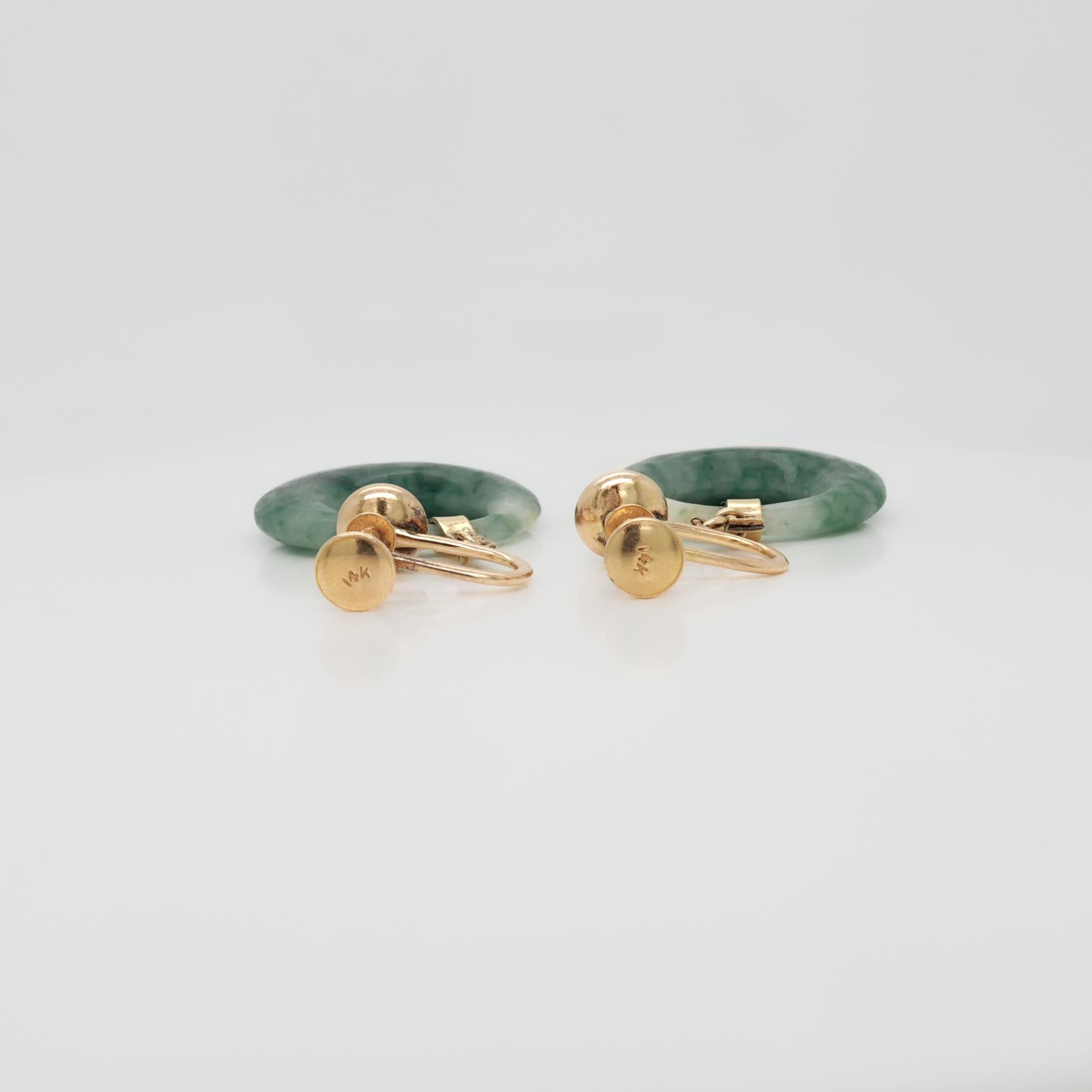 Pair of Vintage 14k Yellow Gold and Spinach Jade Hoop Screw Back Earrings For Sale 4