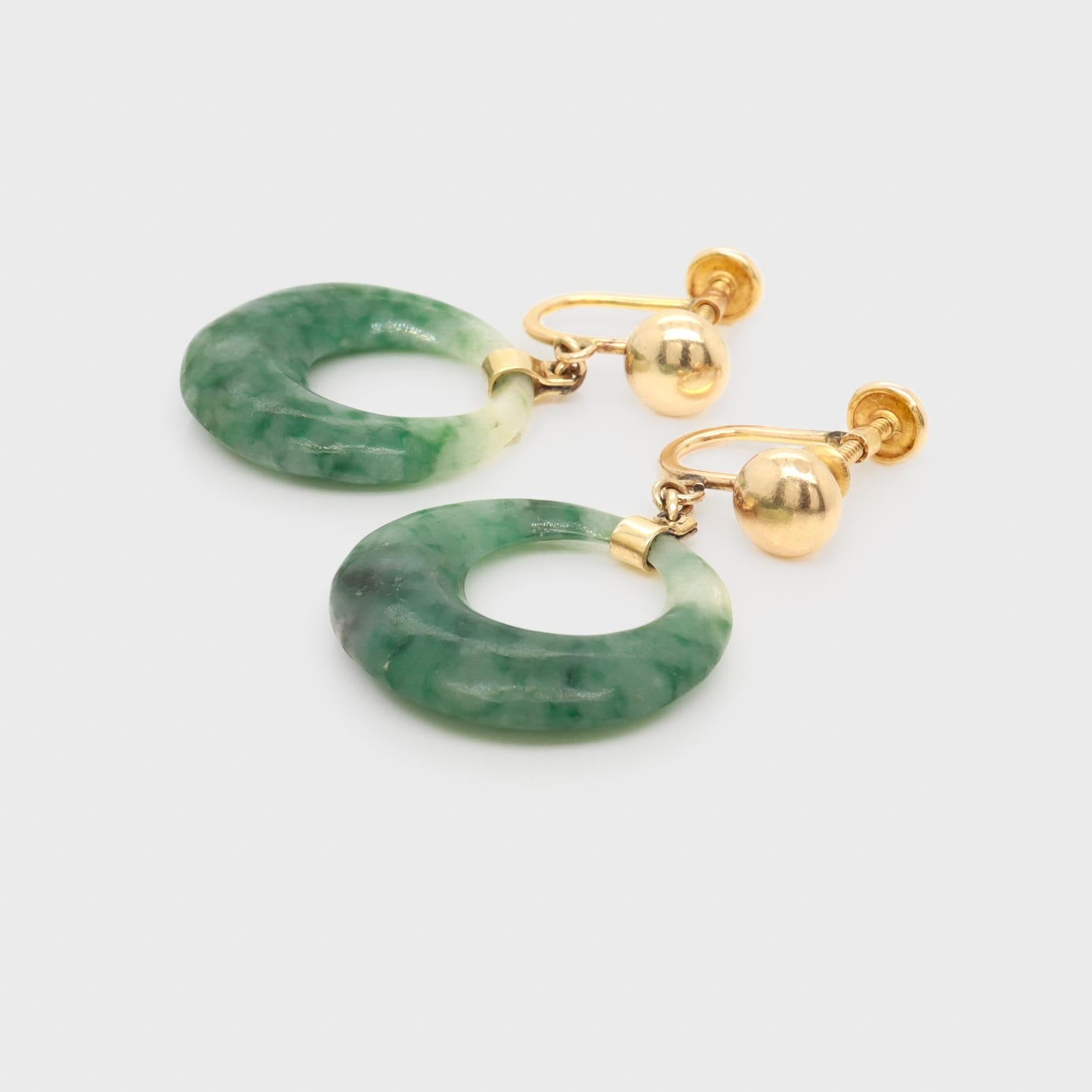 Pair of Vintage 14k Yellow Gold and Spinach Jade Hoop Screw Back Earrings For Sale 5