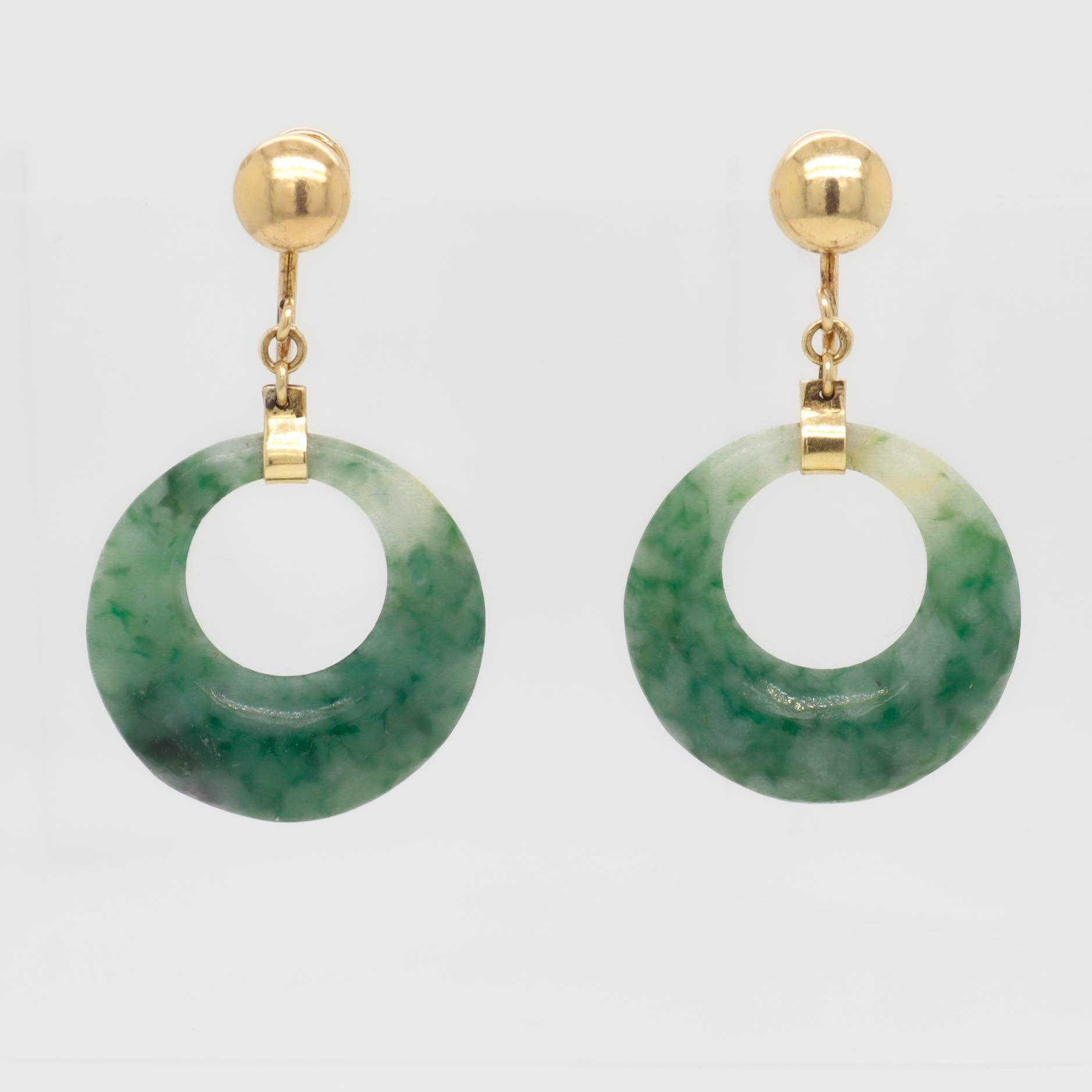 Pair of Vintage 14k Yellow Gold and Spinach Jade Hoop Screw Back Earrings In Good Condition For Sale In Philadelphia, PA