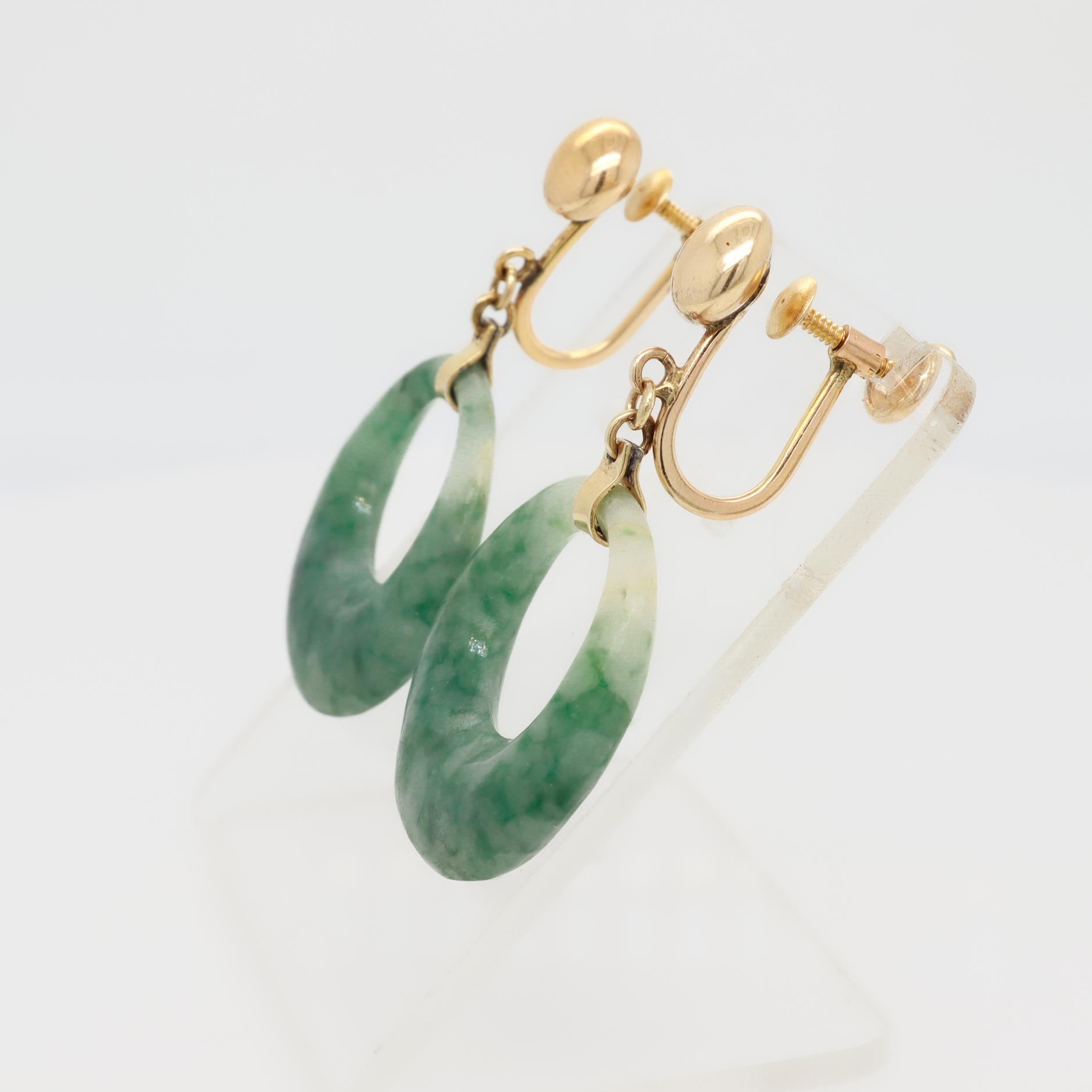 Pair of Vintage 14k Yellow Gold and Spinach Jade Hoop Screw Back Earrings For Sale 1