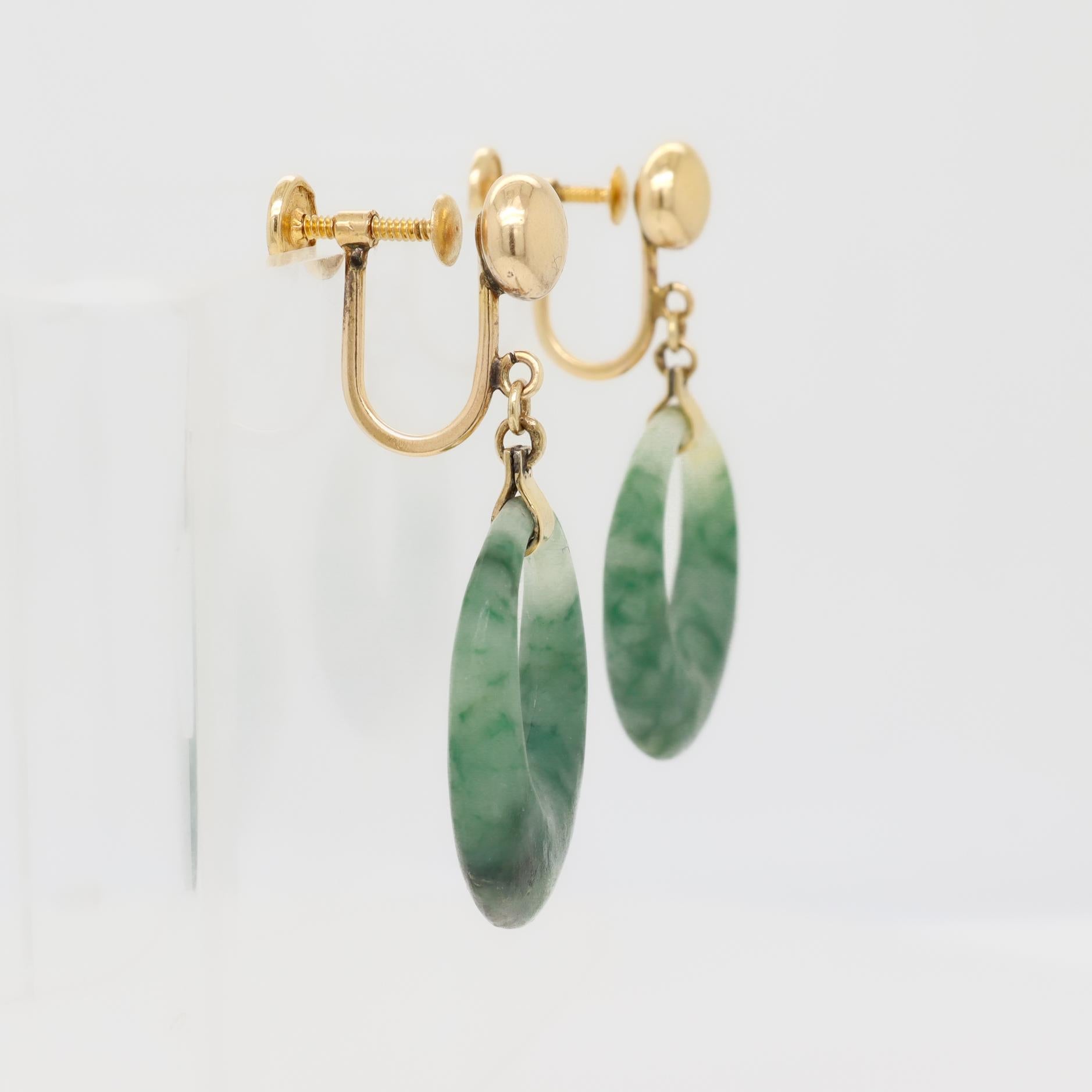 Pair of Vintage 14k Yellow Gold and Spinach Jade Hoop Screw Back Earrings For Sale 2