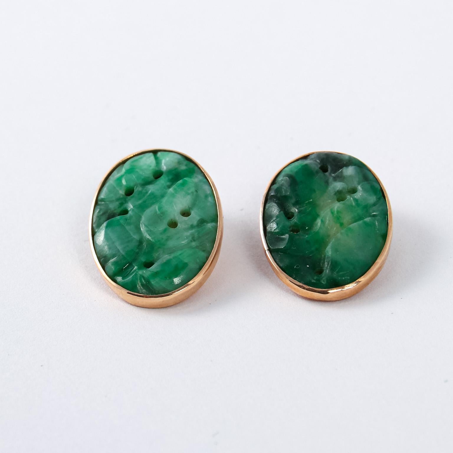 Pair of Vintage 14 Karat Yellow Gold Carved Jadeite Jade Clip-On Earrings In Good Condition For Sale In St.amford, CT