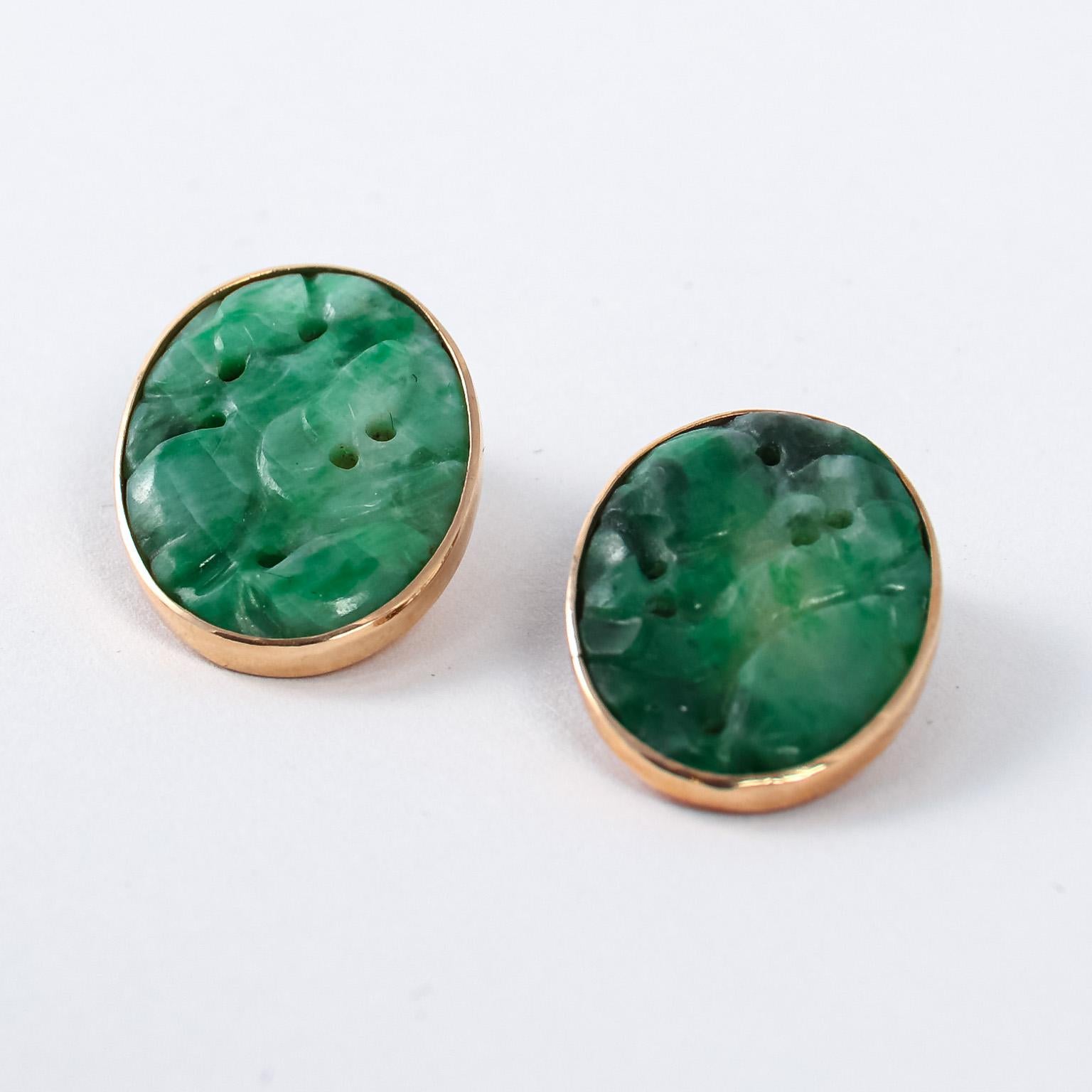 Women's Pair of Vintage 14 Karat Yellow Gold Carved Jadeite Jade Clip-On Earrings For Sale