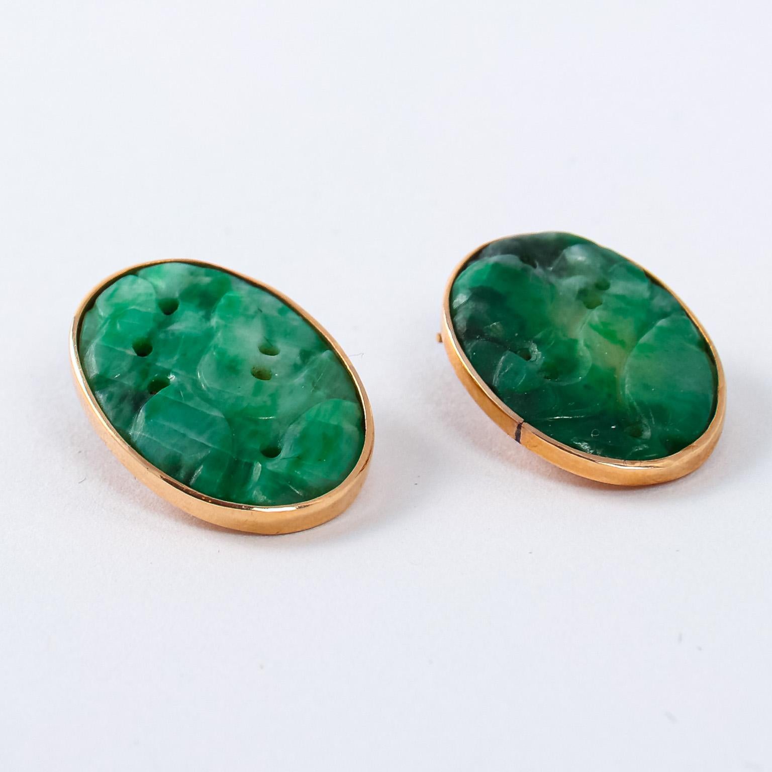 Pair of Vintage 14 Karat Yellow Gold Carved Jadeite Jade Clip-On Earrings For Sale 1