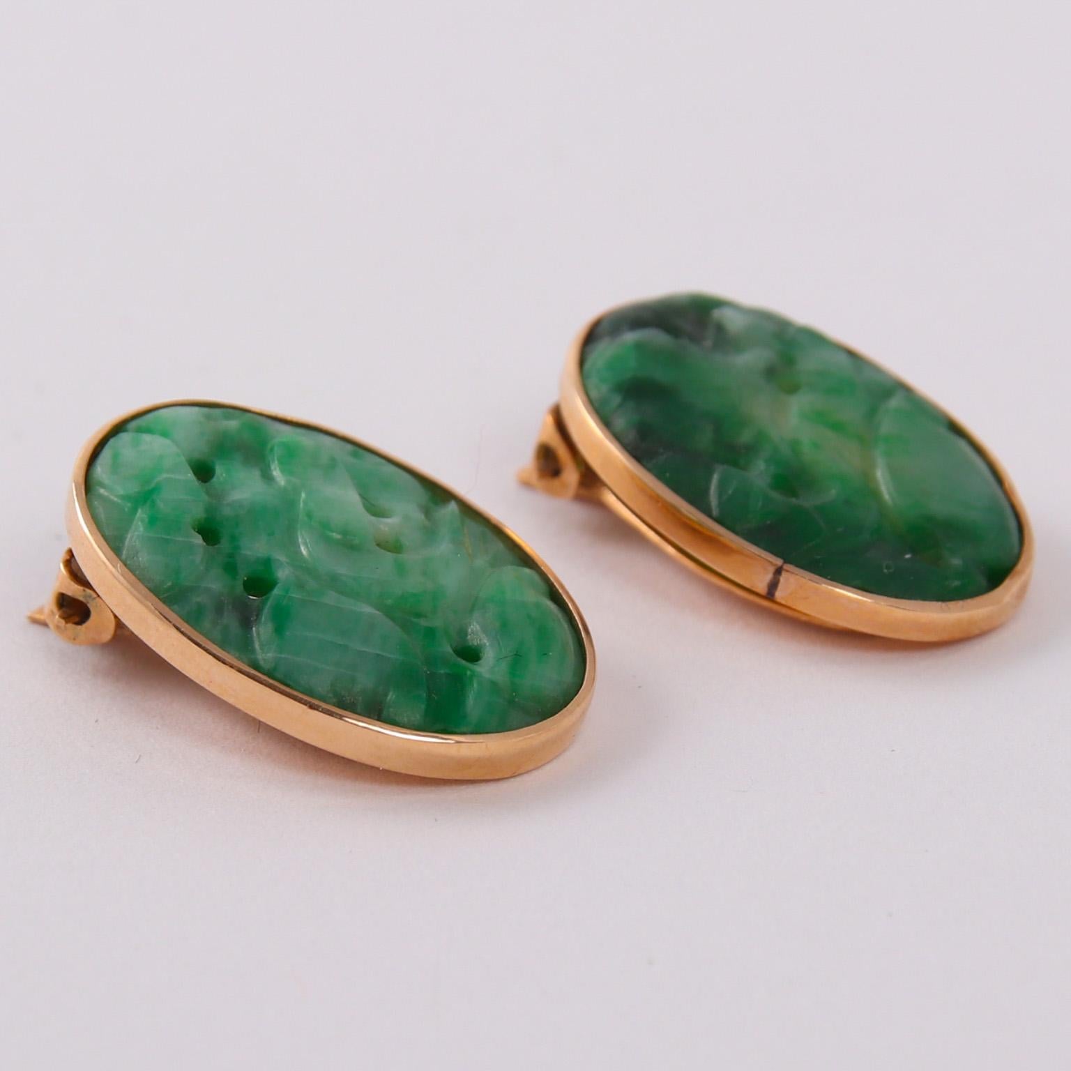 Pair of Vintage 14 Karat Yellow Gold Carved Jadeite Jade Clip-On Earrings For Sale 2