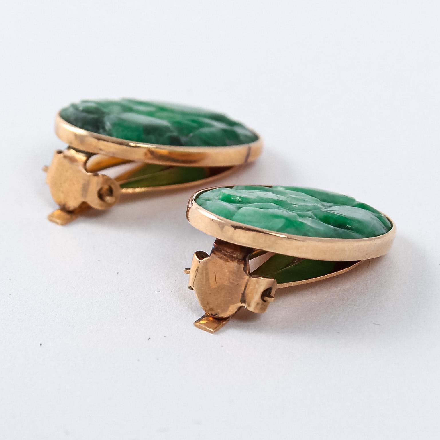 Pair of Vintage 14 Karat Yellow Gold Carved Jadeite Jade Clip-On Earrings For Sale 3