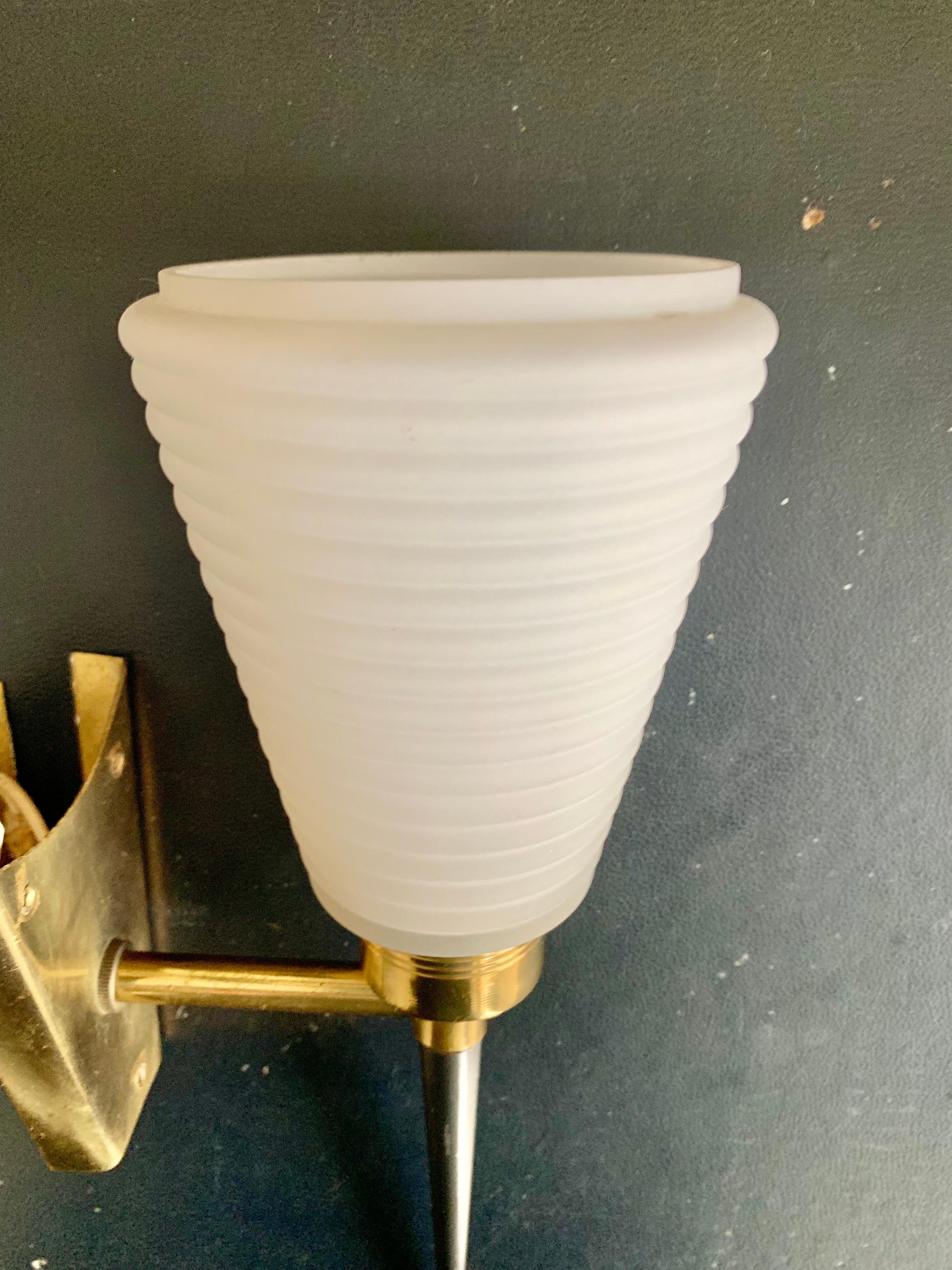 Coppia di lampade da parete in stile Arlus degli anni '50 in ottone opalino in vendita 2