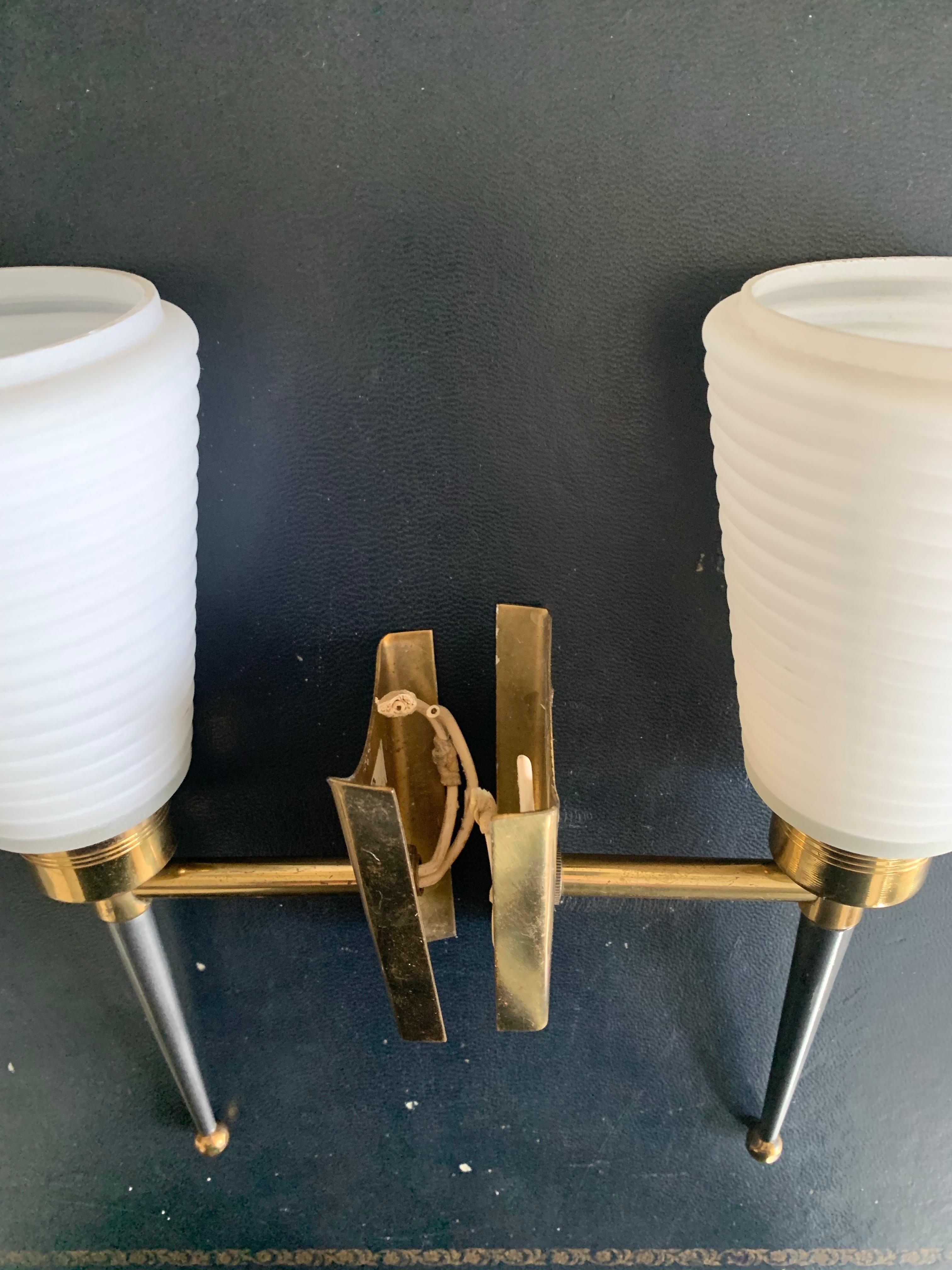 Coppia di lampade da parete in stile Arlus degli anni '50 in ottone opalino in vendita 3