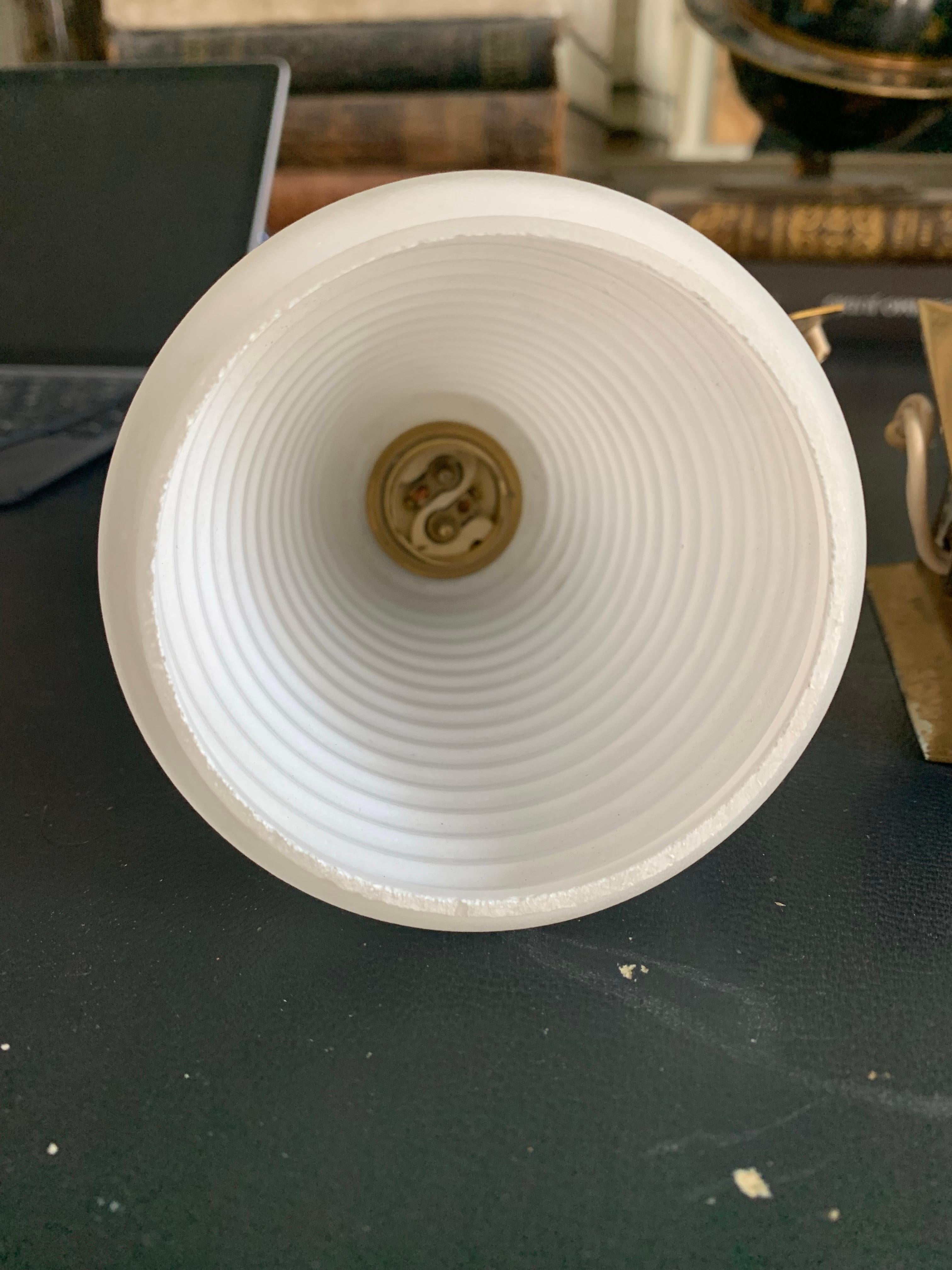 Coppia di lampade da parete in stile Arlus degli anni '50 in ottone opalino in vendita 5