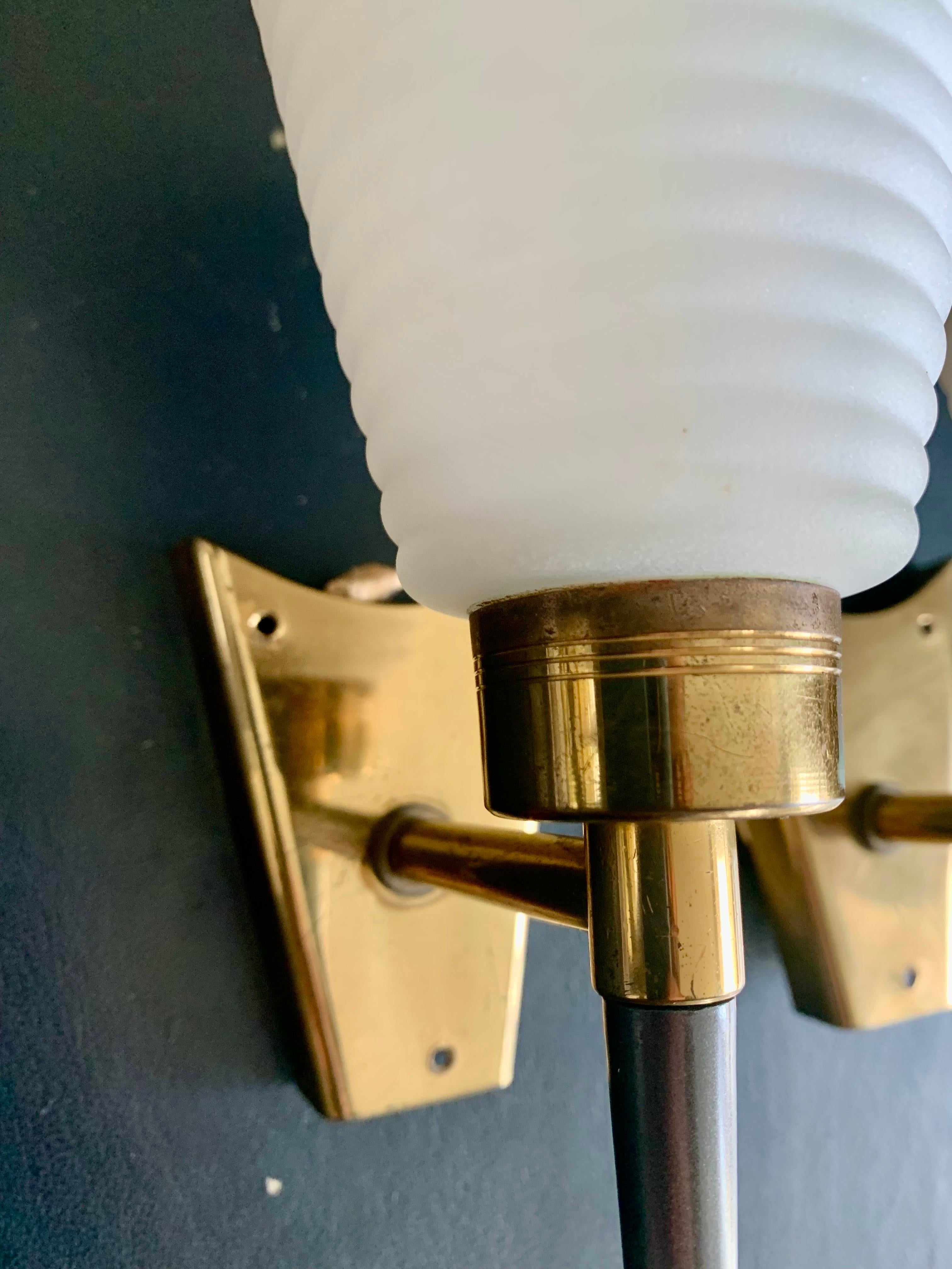 Coppia di lampade da parete in stile Arlus degli anni '50 in ottone opalino in vendita 6