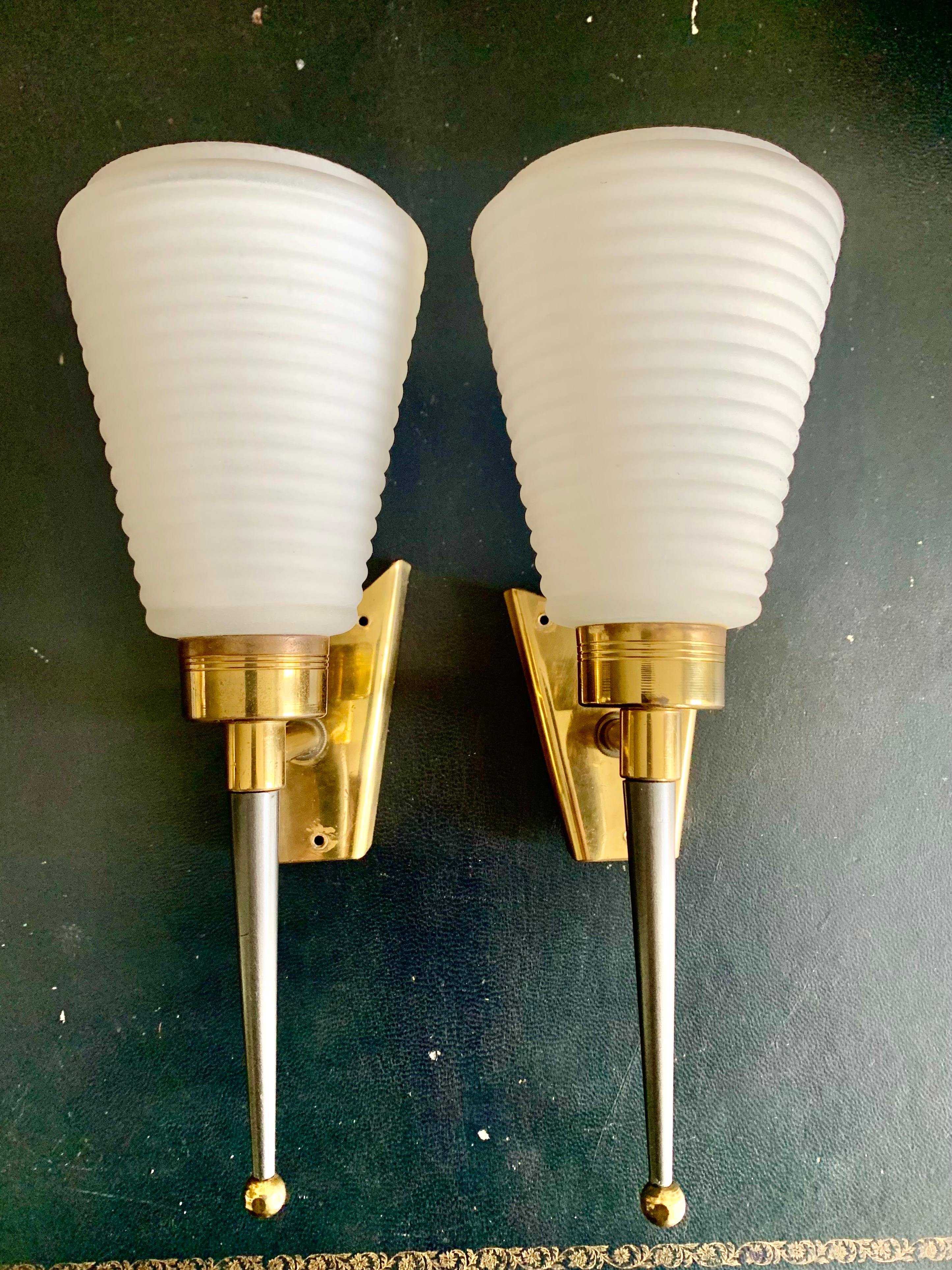 Mid-Century moderno Coppia di lampade da parete in stile Arlus degli anni '50 in ottone opalino in vendita