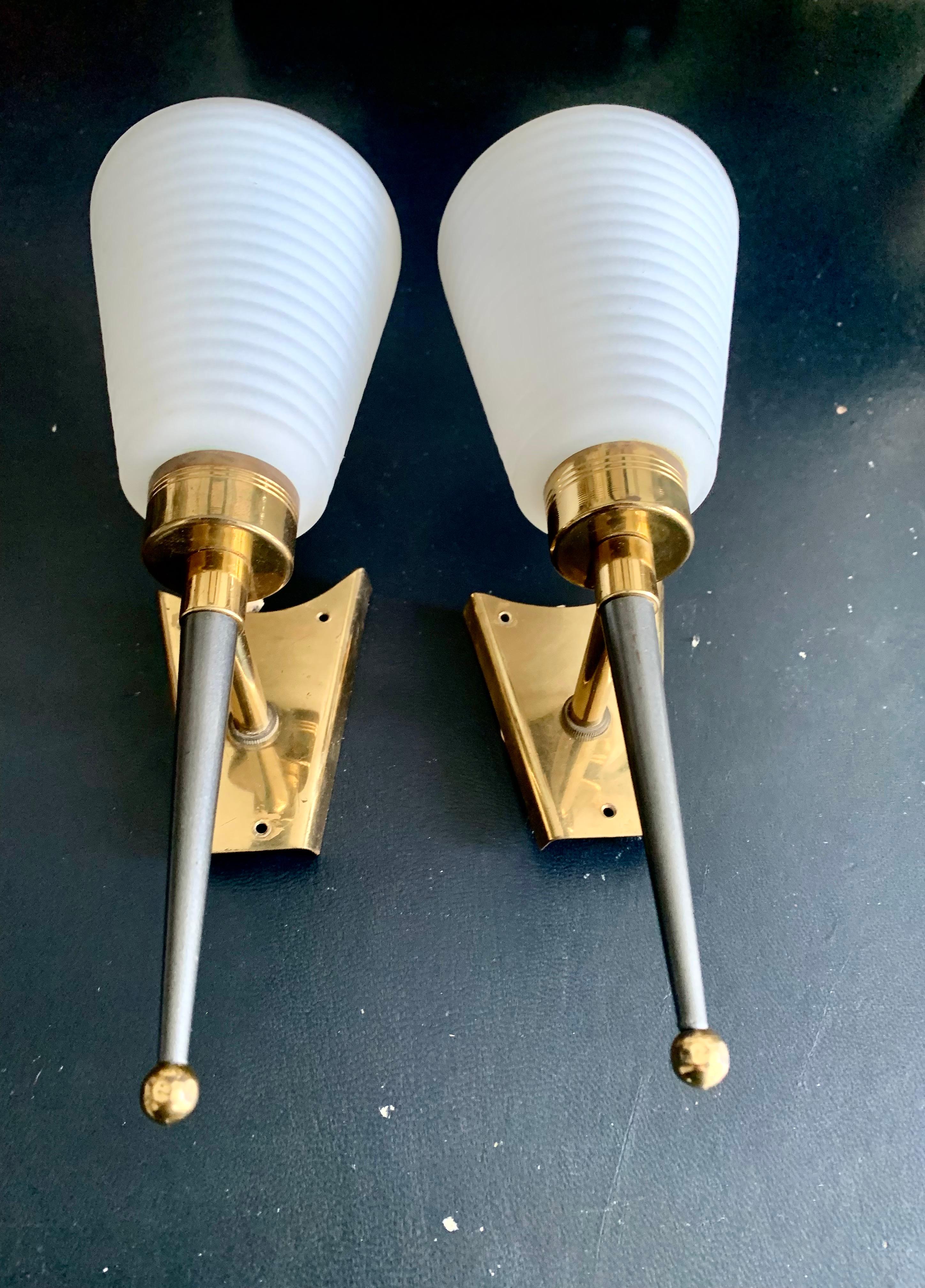 Francese Coppia di lampade da parete in stile Arlus degli anni '50 in ottone opalino in vendita