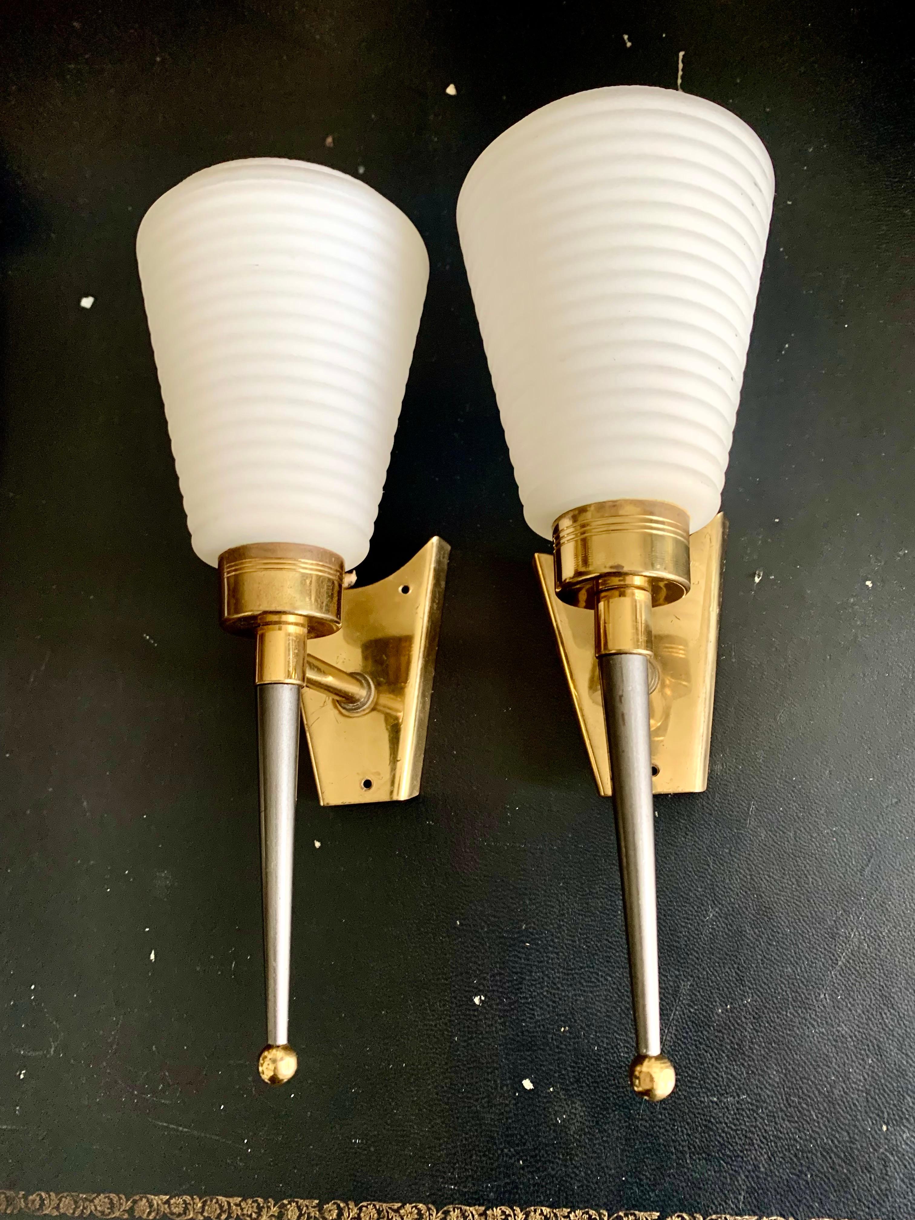 Laccato Coppia di lampade da parete in stile Arlus degli anni '50 in ottone opalino in vendita