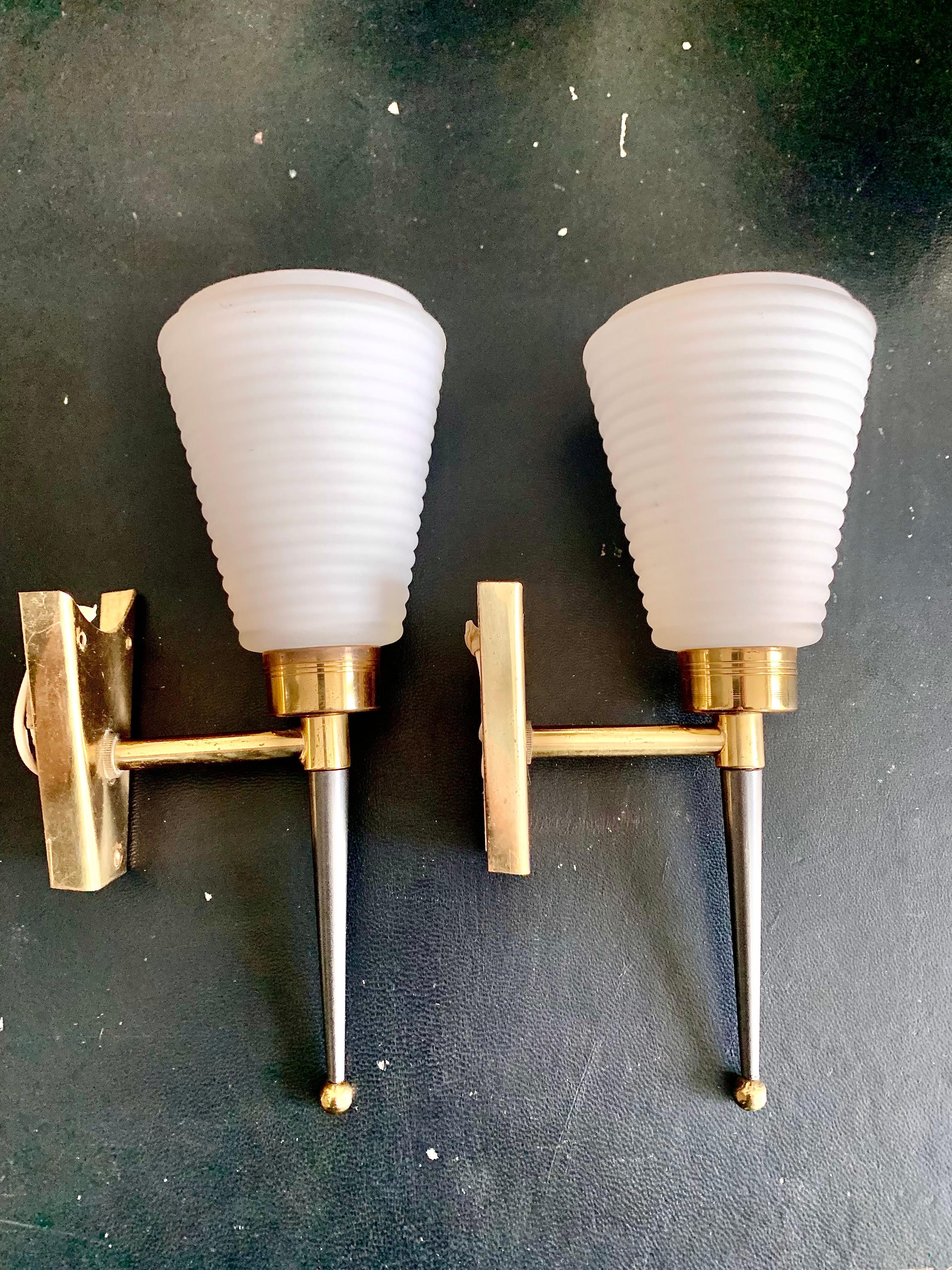 Coppia di lampade da parete in stile Arlus degli anni '50 in ottone opalino In condizioni buone in vendita a Madrid, ES