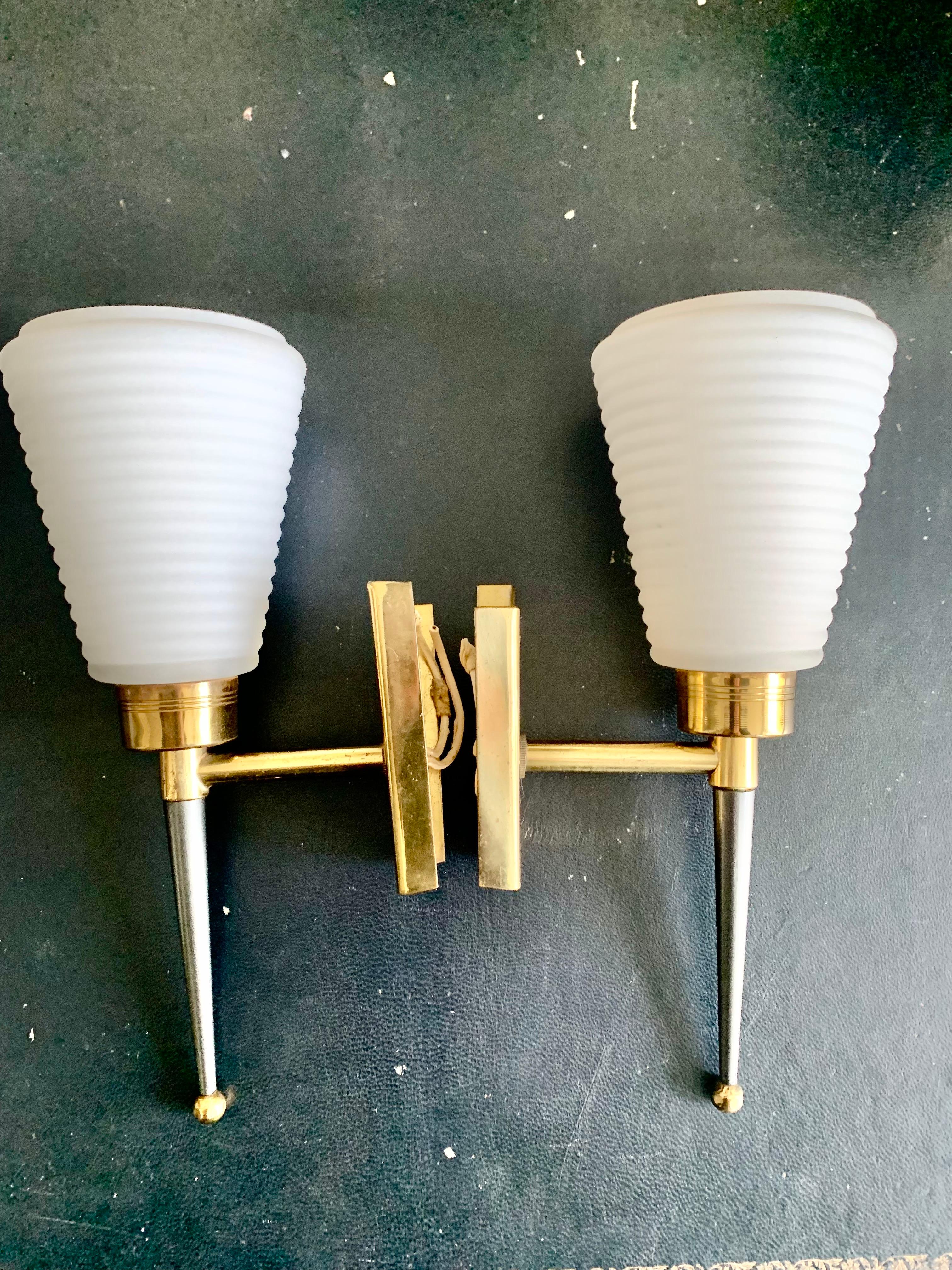 XX secolo Coppia di lampade da parete in stile Arlus degli anni '50 in ottone opalino in vendita