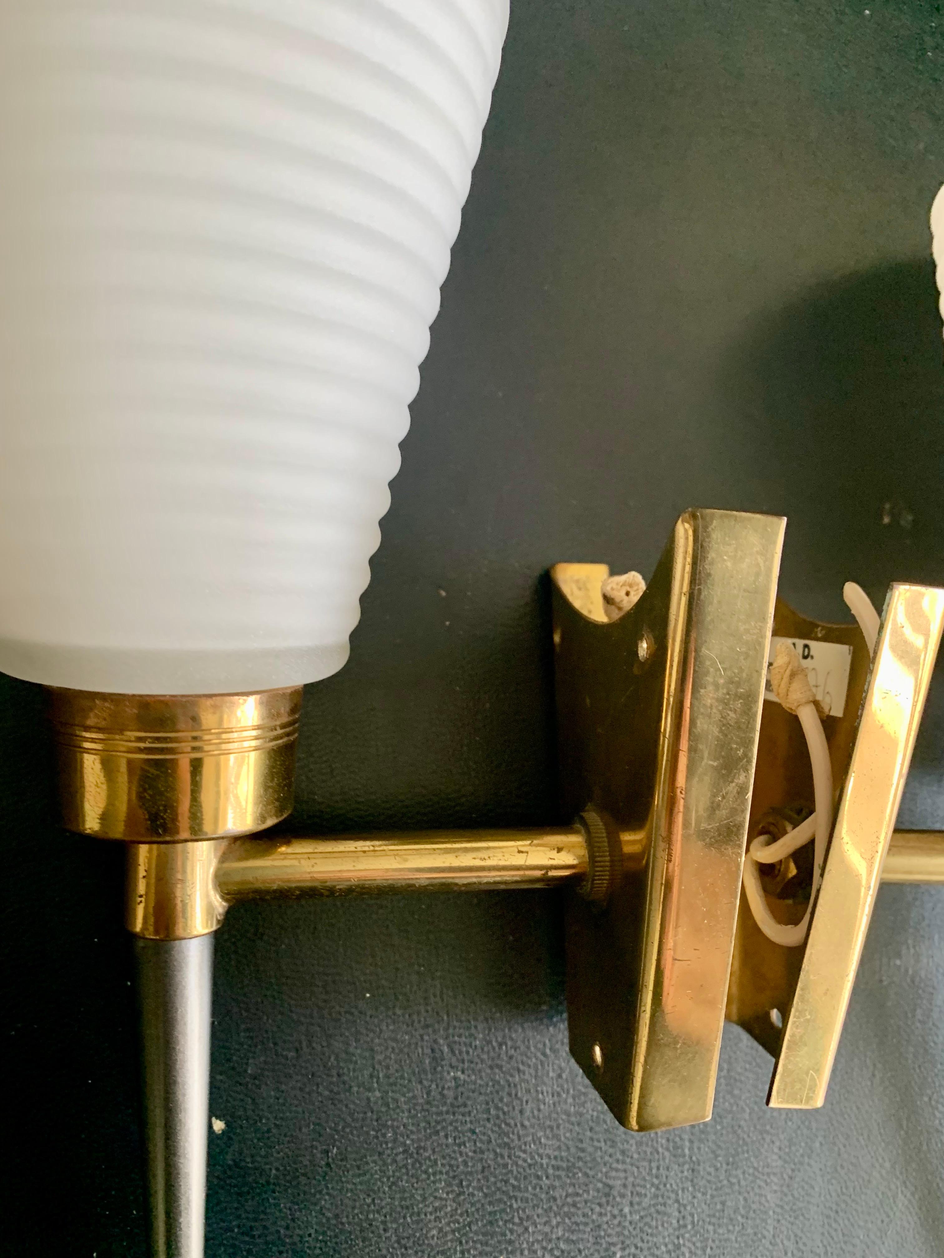 Metallo Coppia di lampade da parete in stile Arlus degli anni '50 in ottone opalino in vendita