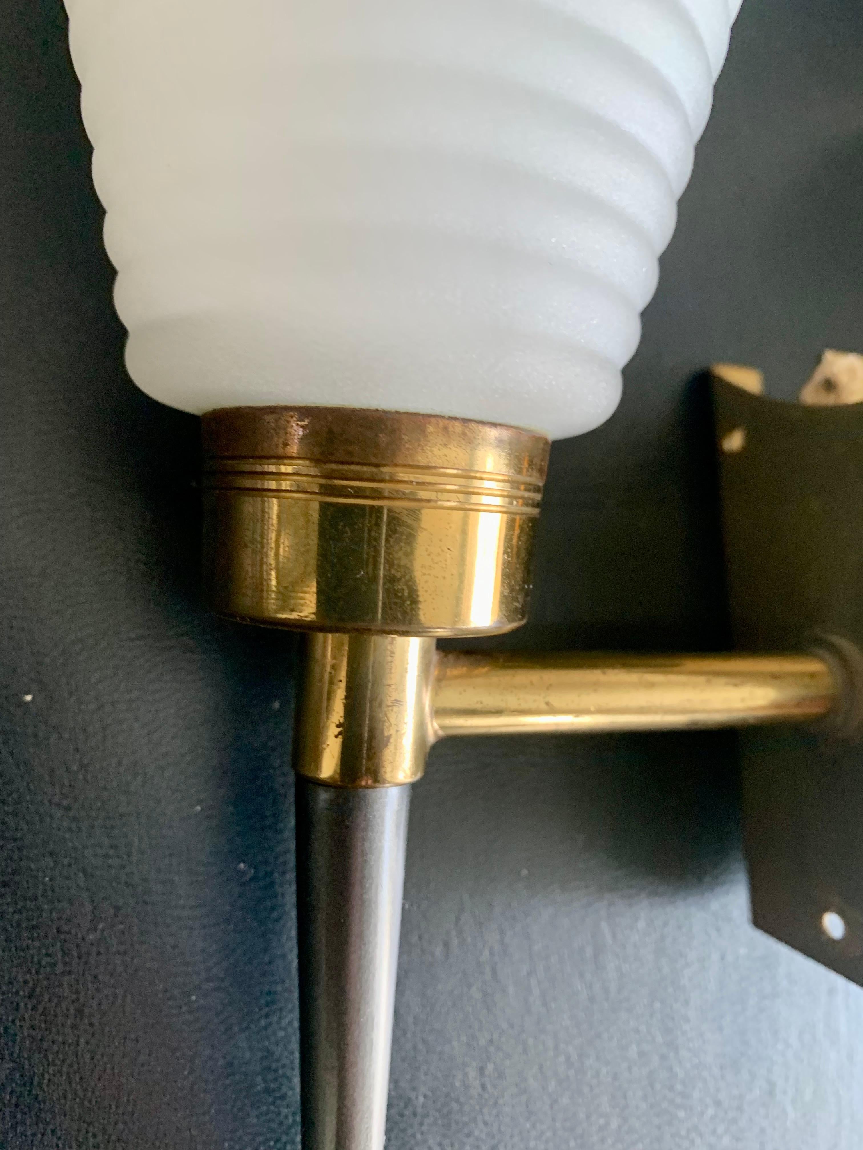 Coppia di lampade da parete in stile Arlus degli anni '50 in ottone opalino in vendita 1
