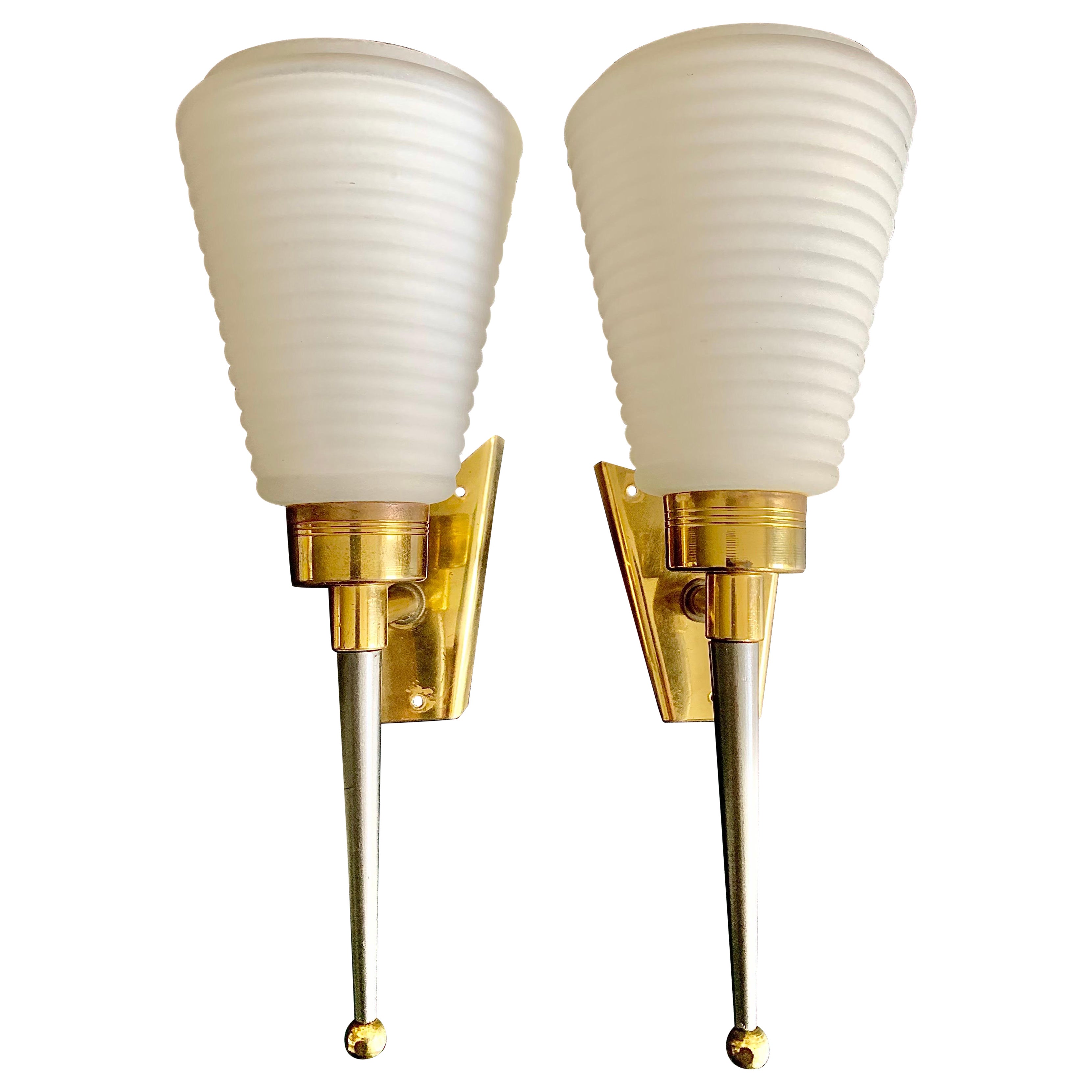 Coppia di lampade da parete in stile Arlus degli anni '50 in ottone opalino