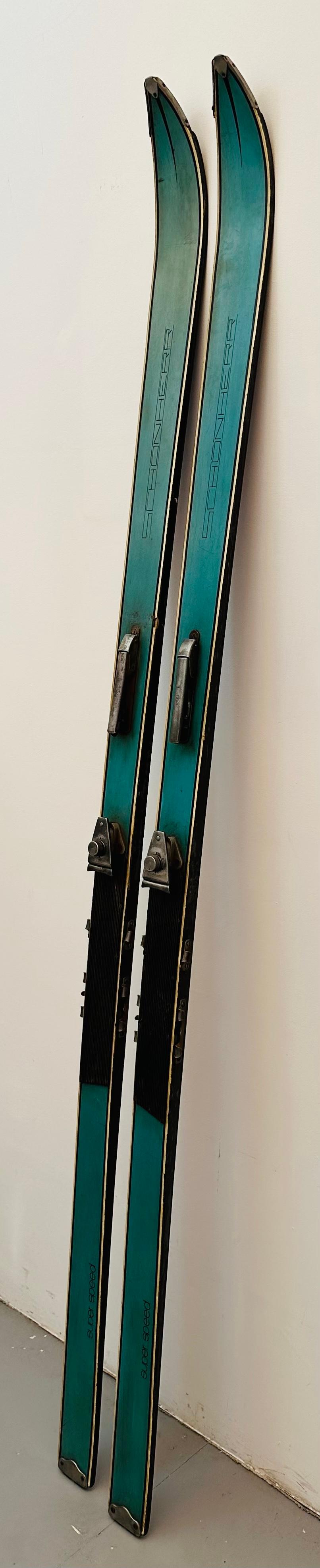Rustique Paire de skis en bois Schonherr Superspeed allemands des années 1950 avec fixations en vente