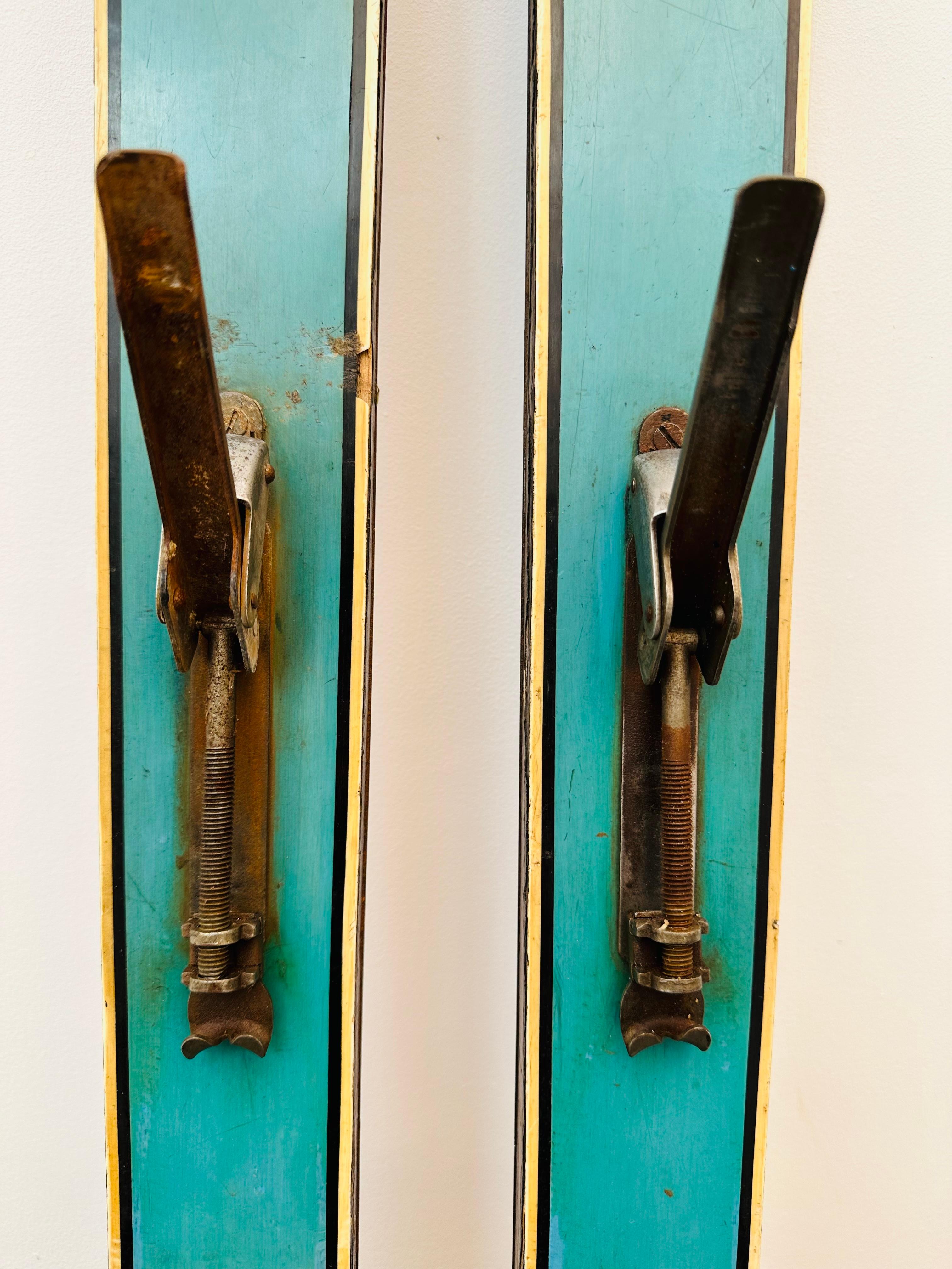 Métal Paire de skis en bois Schonherr Superspeed allemands des années 1950 avec fixations en vente