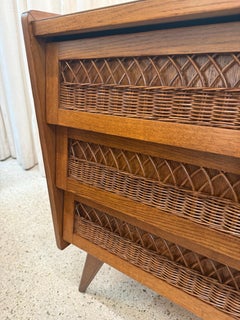 Pareja de cajoneras vintage de los años 60 de la Riviera francesa de roble y mimbre