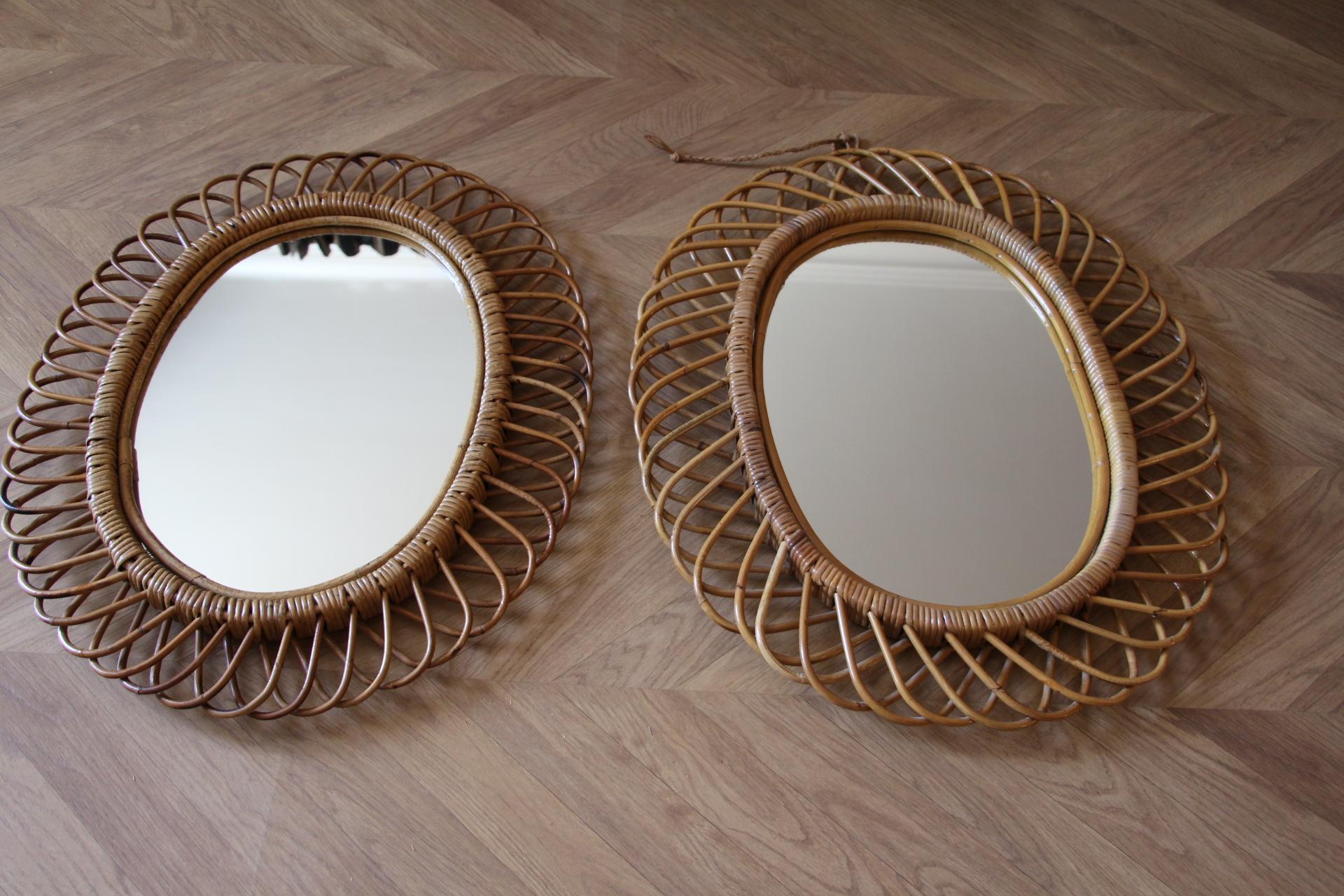 Ces miroirs très décoratifs ont été fabriqués en Italie dans les années 60.Il est très rare de trouver une paire.Veuillez noter que bien qu'il s'agisse d'une paire, ils sont légèrement différents l'un de l'autre, ce qui est naturel puisqu'ils ont