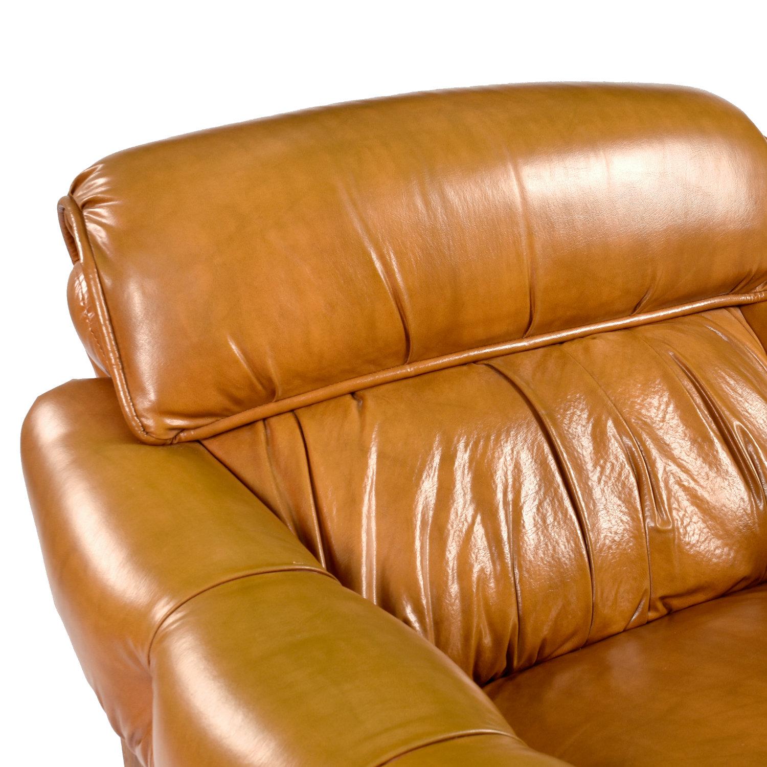 Paar Vintage 1970s Reichlich Butterscotch Brown und Oak Tufted Club Chairs im Angebot 3